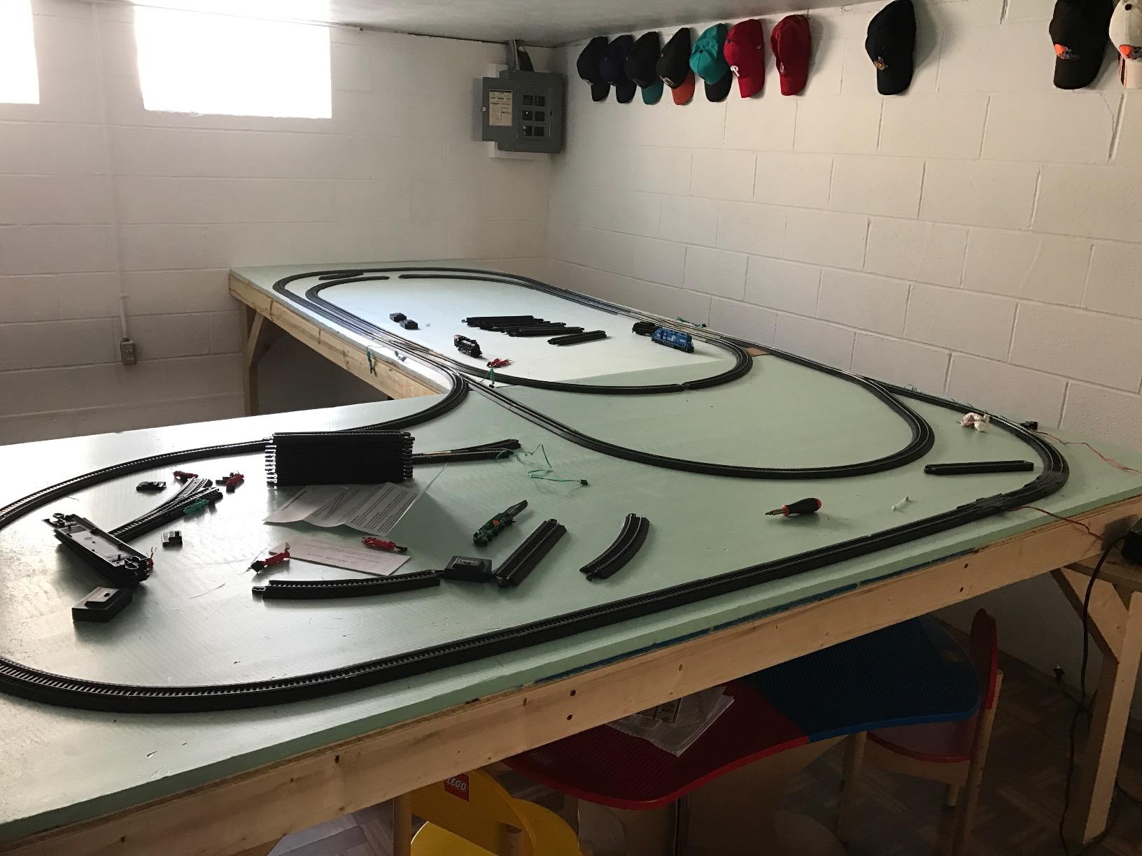 Bachmann Trains Remote Turnout Right Steel Alloy Rail with Roadbed HO Scale (Snap-Fit E-Z Track, 44462) customer photo 2