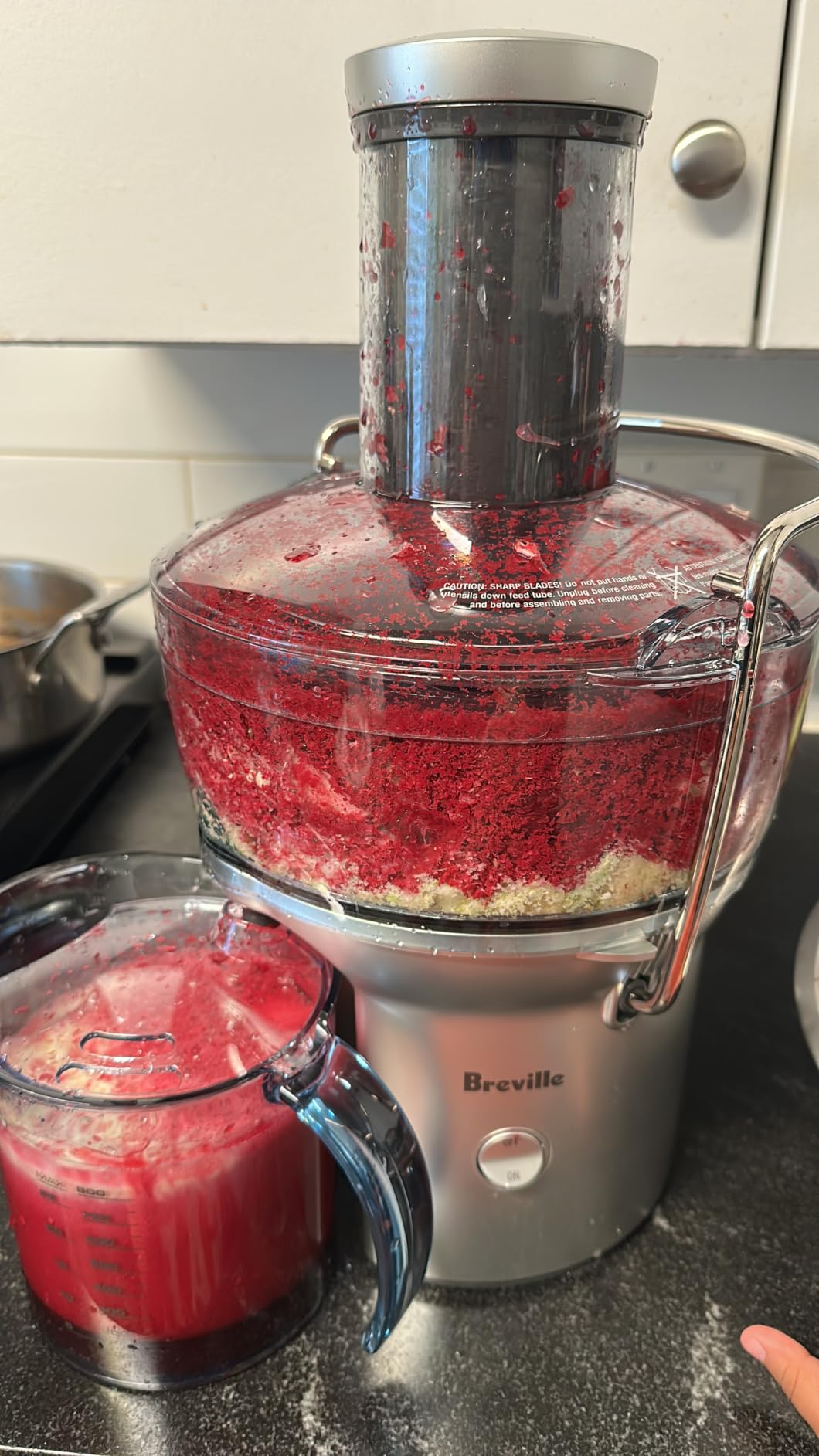 Breville BJE200XL Juice Fountain Compact Centrifugal Machine, Silver | Juice whole produce quietly with juicer's 3 in wide chute | Space-saving design for small kitchens | 25 fl oz capacity customer photo 1