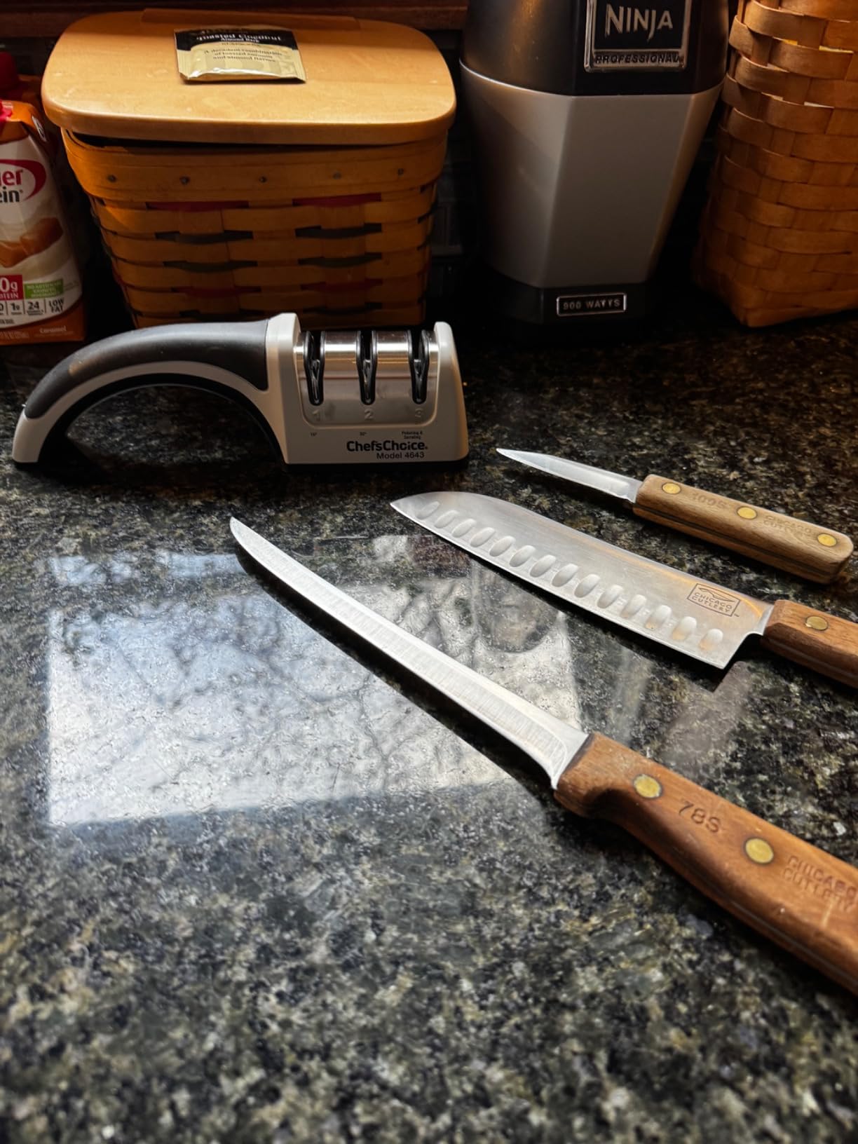 Chef'sChoice Manual Knife Sharpeners for 15- and 20-Degree Straight-Edge and Serrated Knives with Diamond Abrasives Precise Angle Control & Compact Footprint, 2-Stage, Gray customer photo 2
