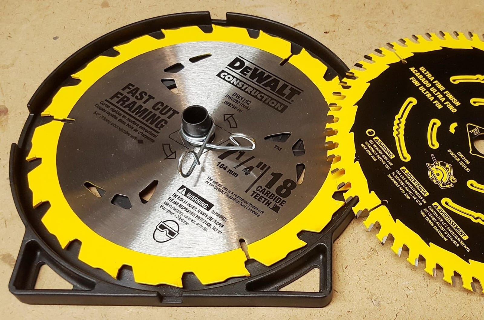 DEWALT Circular Saw, 7-1/4 inch, Pivoting with up to 57 Degree Bevel, Corded (DWE575SB) customer photo 1