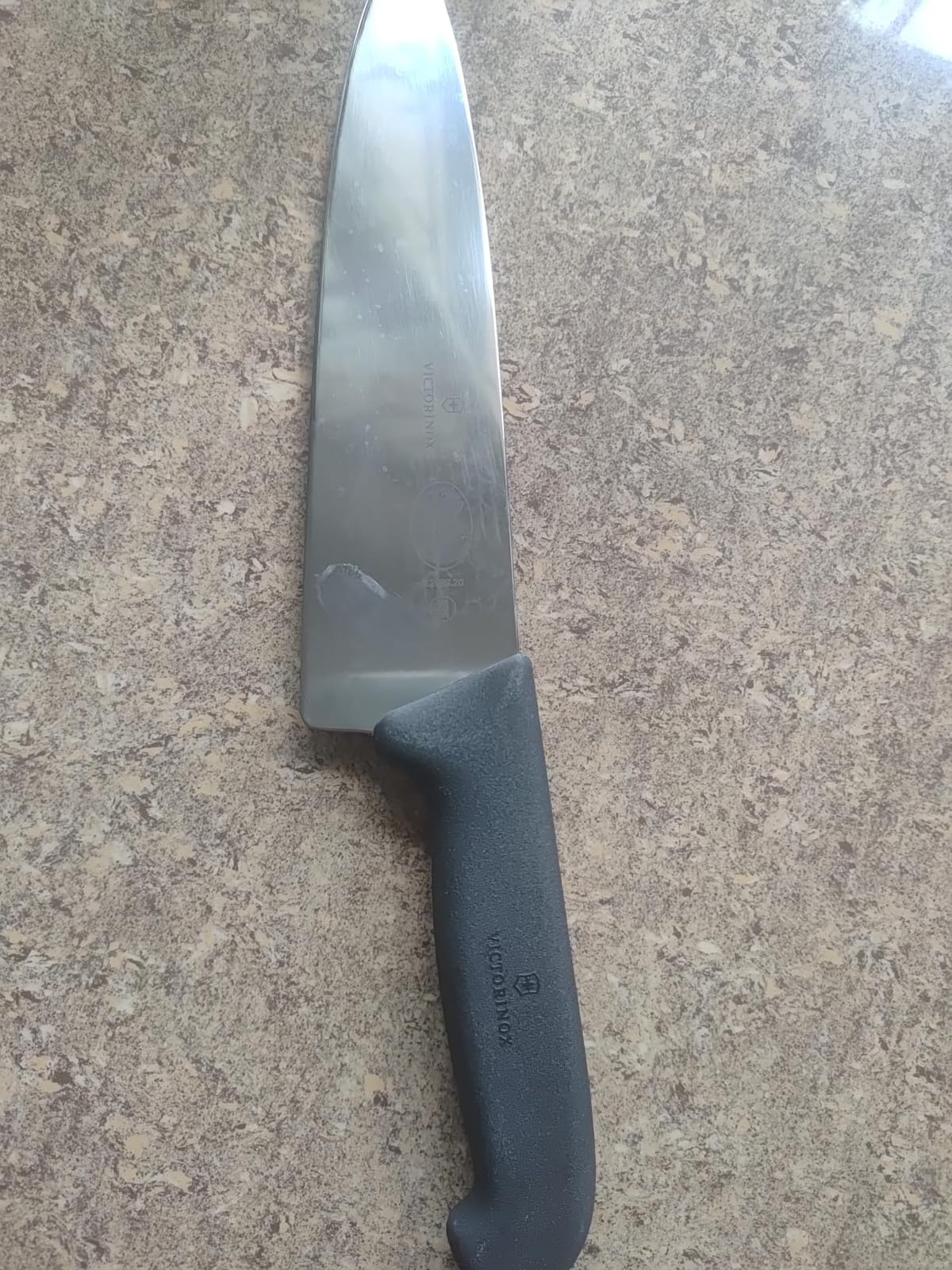 Victorinox Fibrox Pro 8 Inch Chef’s Knife, Dishwasher Safe, Black customer photo 2