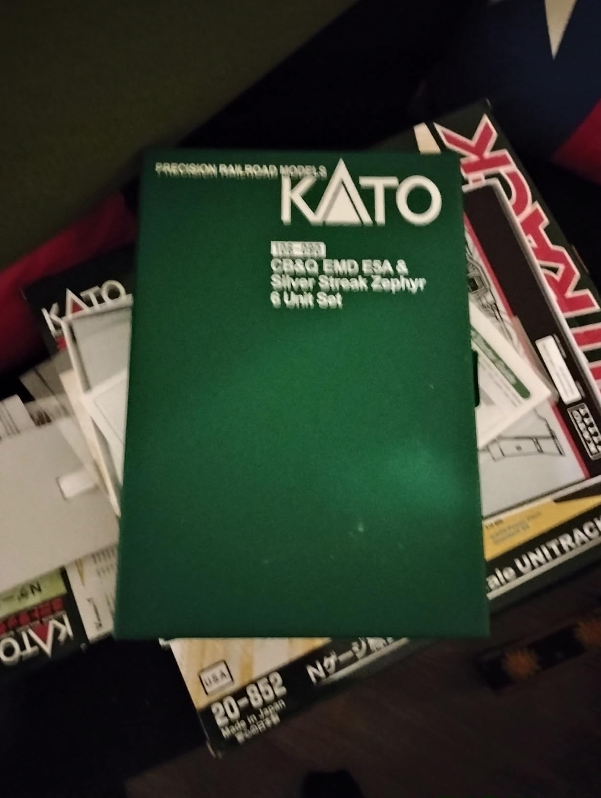 Kato USA Model Train Products N CB&Q Streak Zephyr UNITRACK Starter Set, Silver customer photo 1