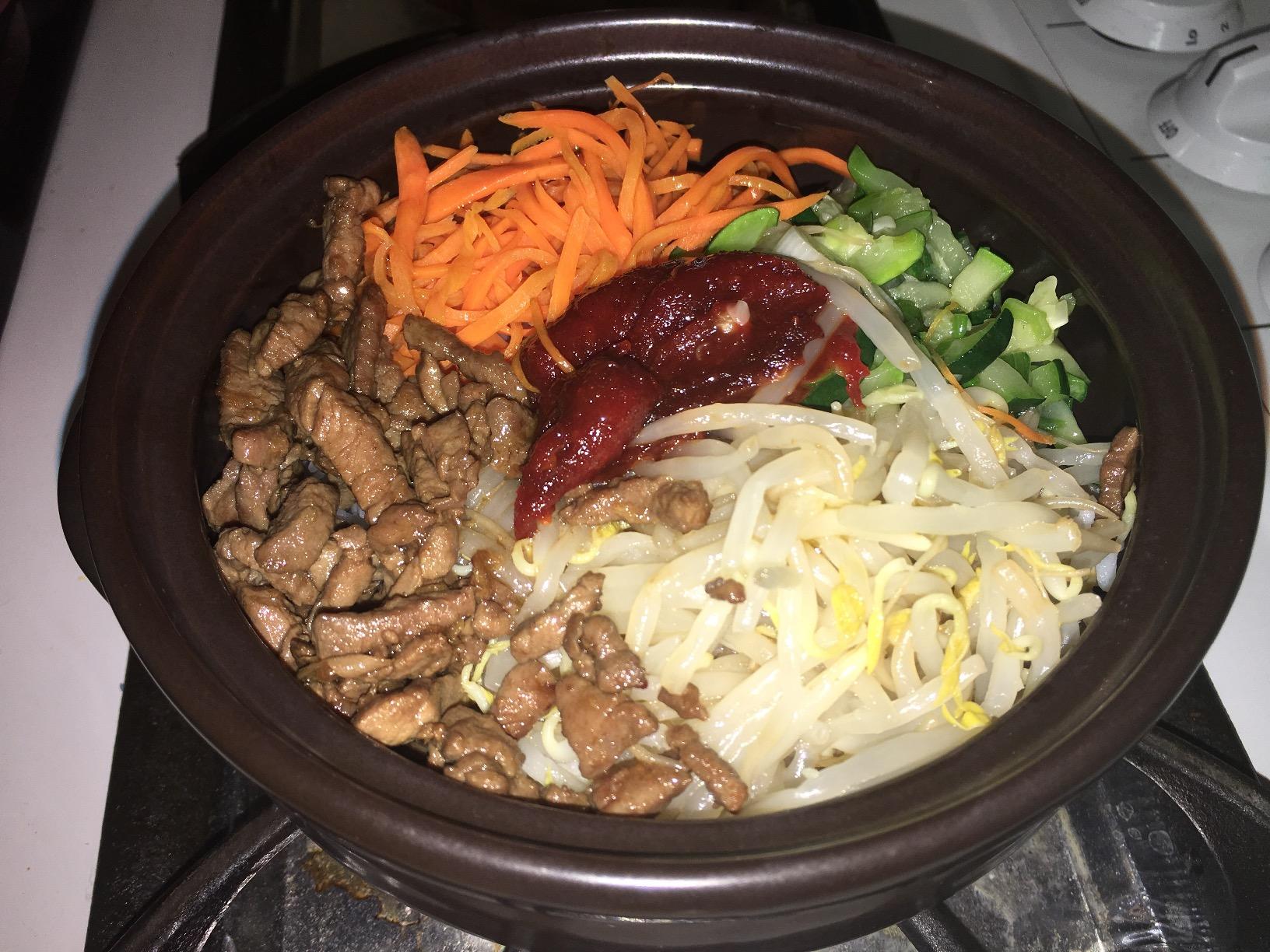 Crazy Korean Cooking Korean Stone Bowl (Dolsot), Sizzling Hot Pot for Bibimbap and Soup - Premium Ceramic (Medium with Lid) customer photo 1