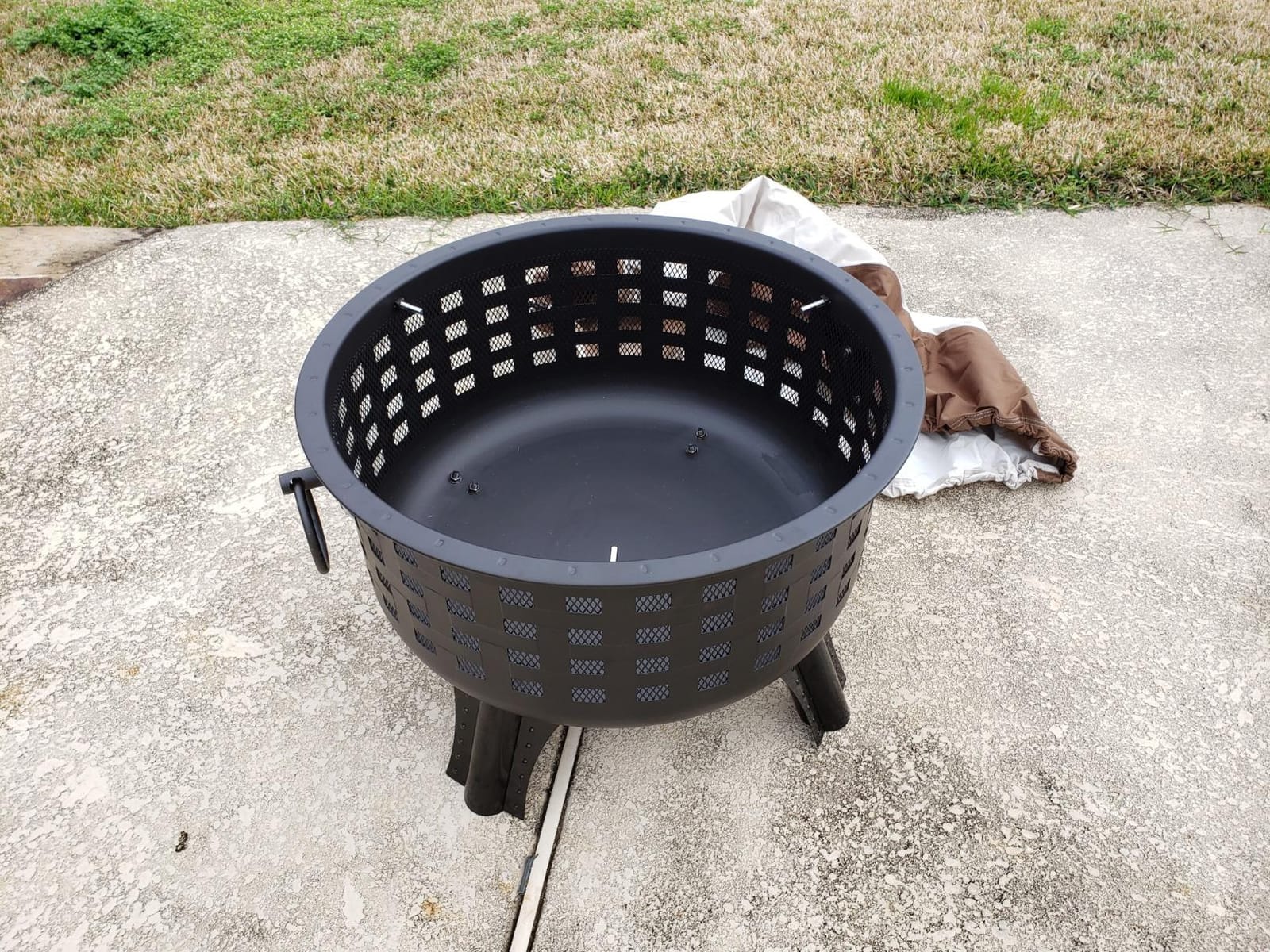 Amazon Basics 27 inch Steel Round Lattice Fire Pit, Easy to Assemble customer photo 2
