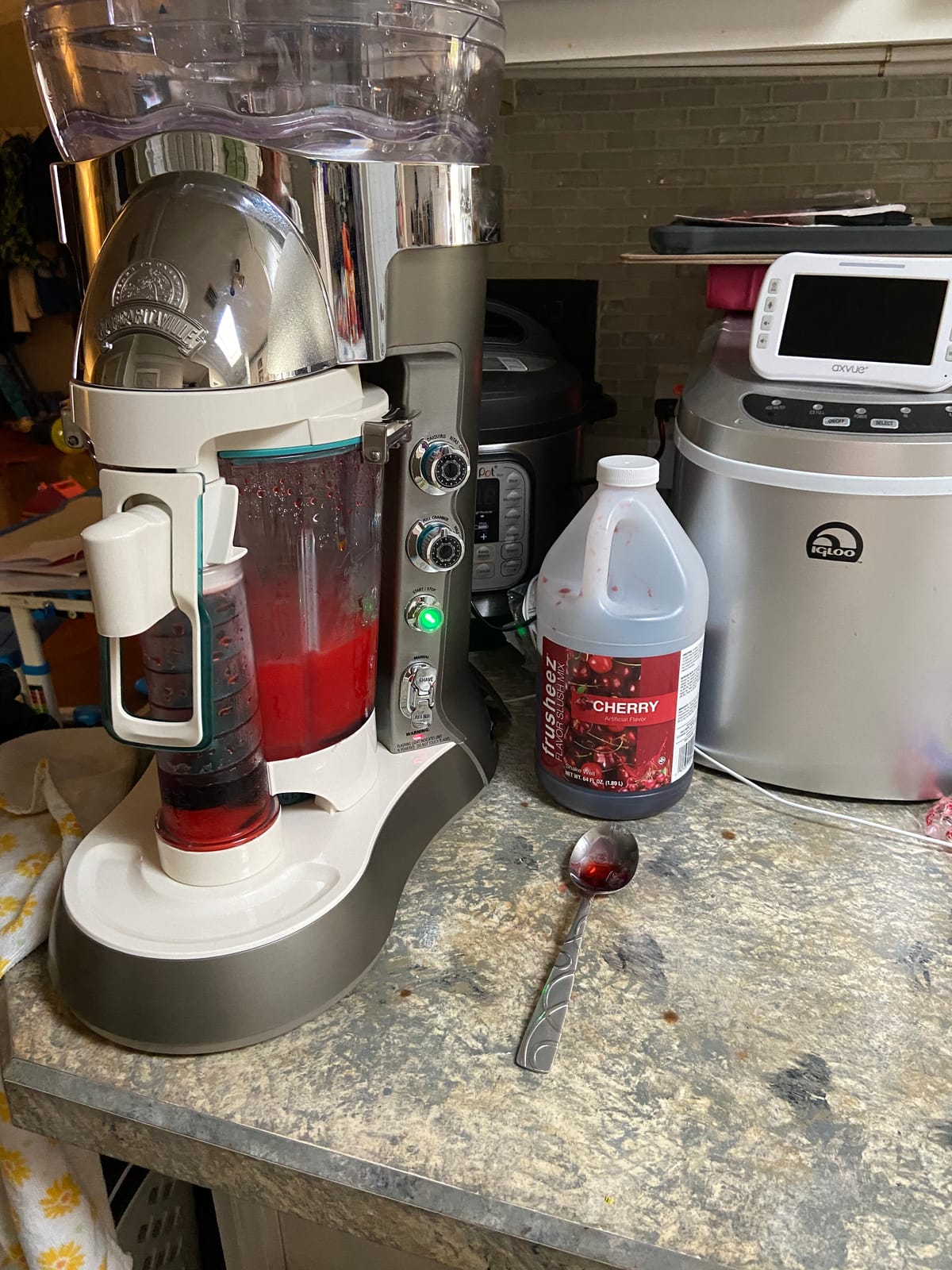 Margaritaville Bali Frozen Concoction Maker with Self-Dispensing Lever, Automated Drink Mixer for Smoothies, Margaritas, Daiquiris, and Colada, 60 oz. Jar, Gray customer photo 1