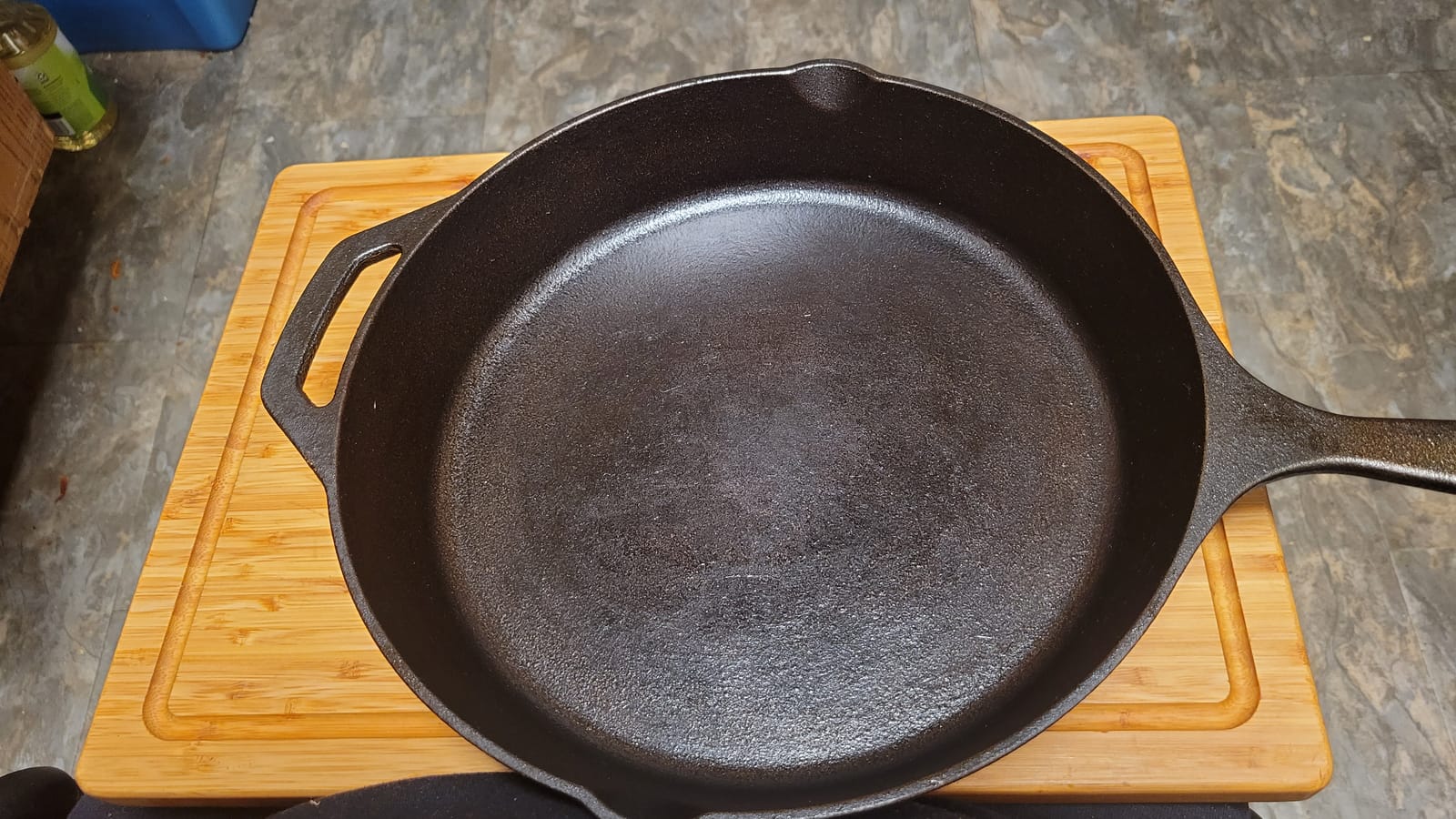 Utopia Kitchen Cast Iron Skillet 12 Inch Pre-Seasoned PFAS-Free Black customer photo 2