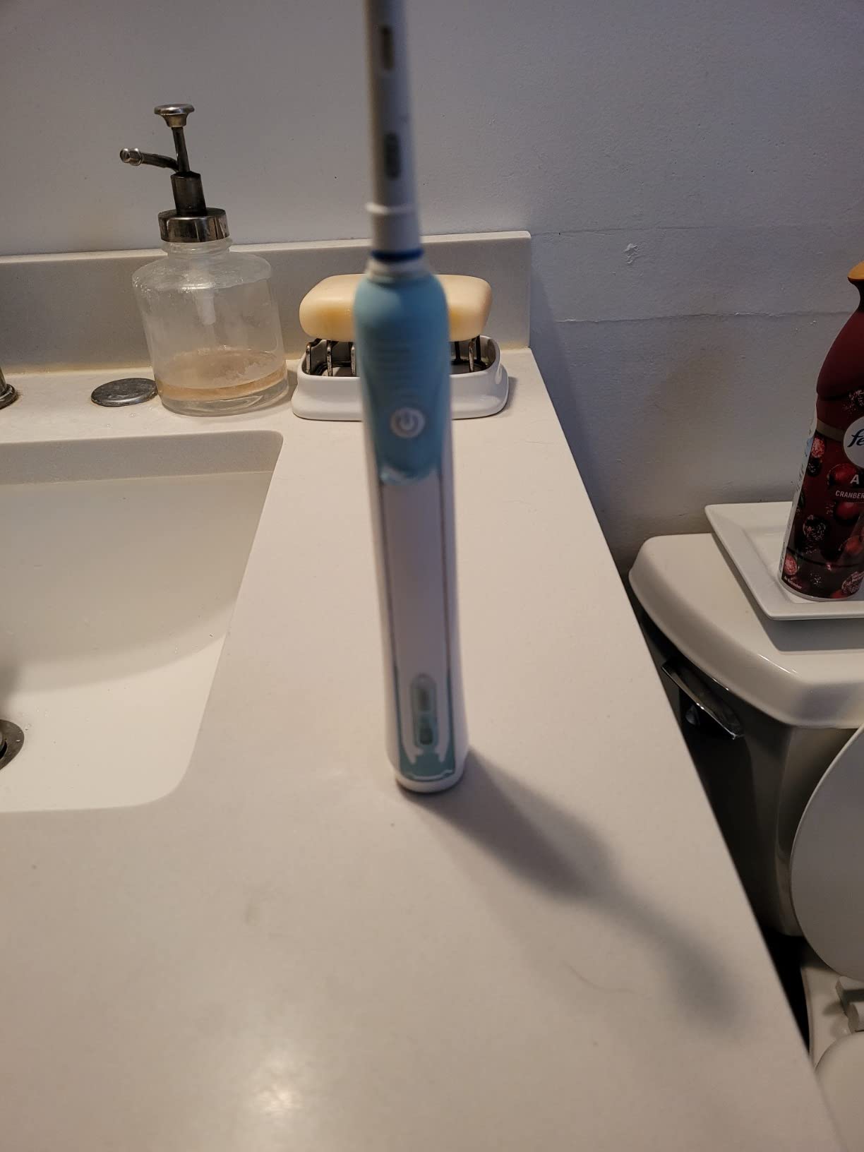 Oral-B Pro 1000 Rechargeable Electric Toothbrush, Black customer photo 1