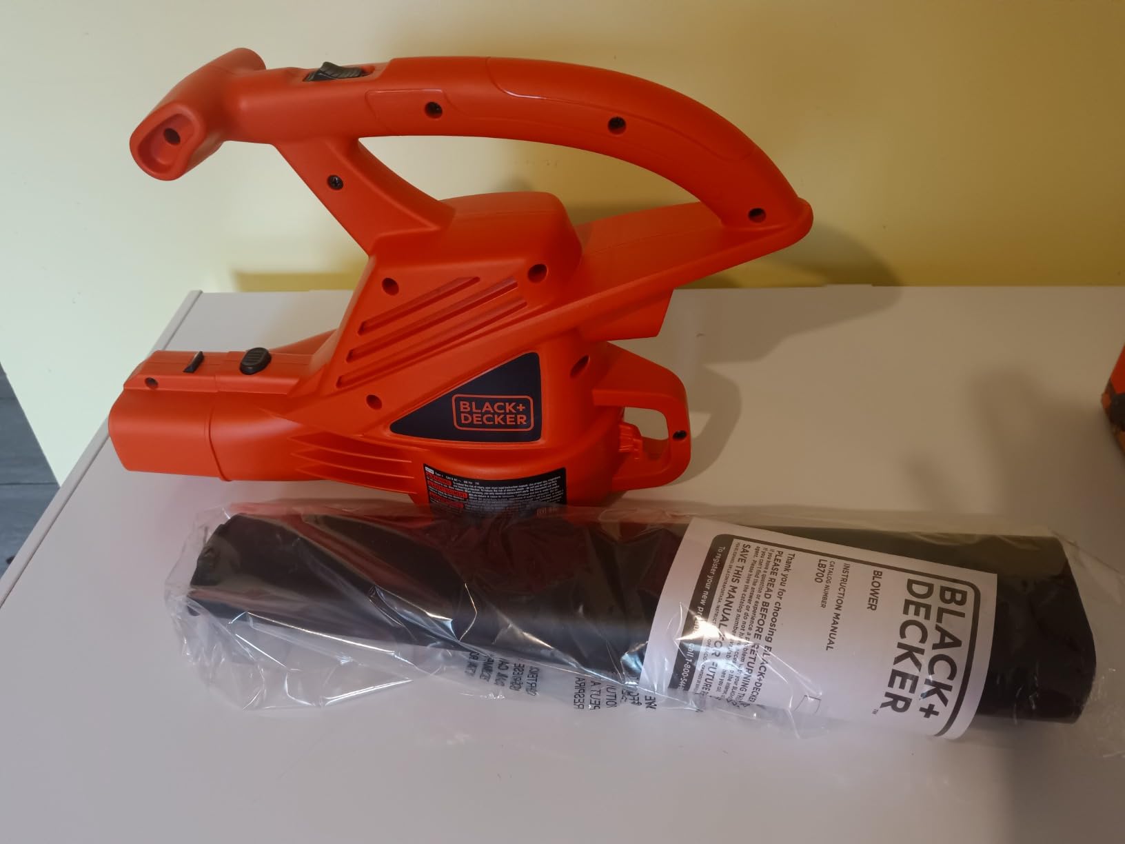 BLACK+DECKER Electric Leaf Blower, Handheld Blowers for Lawn Care, Lightweight, 180 MPH 180 CFM, 7-Amp, Corded (LB700) customer photo 1