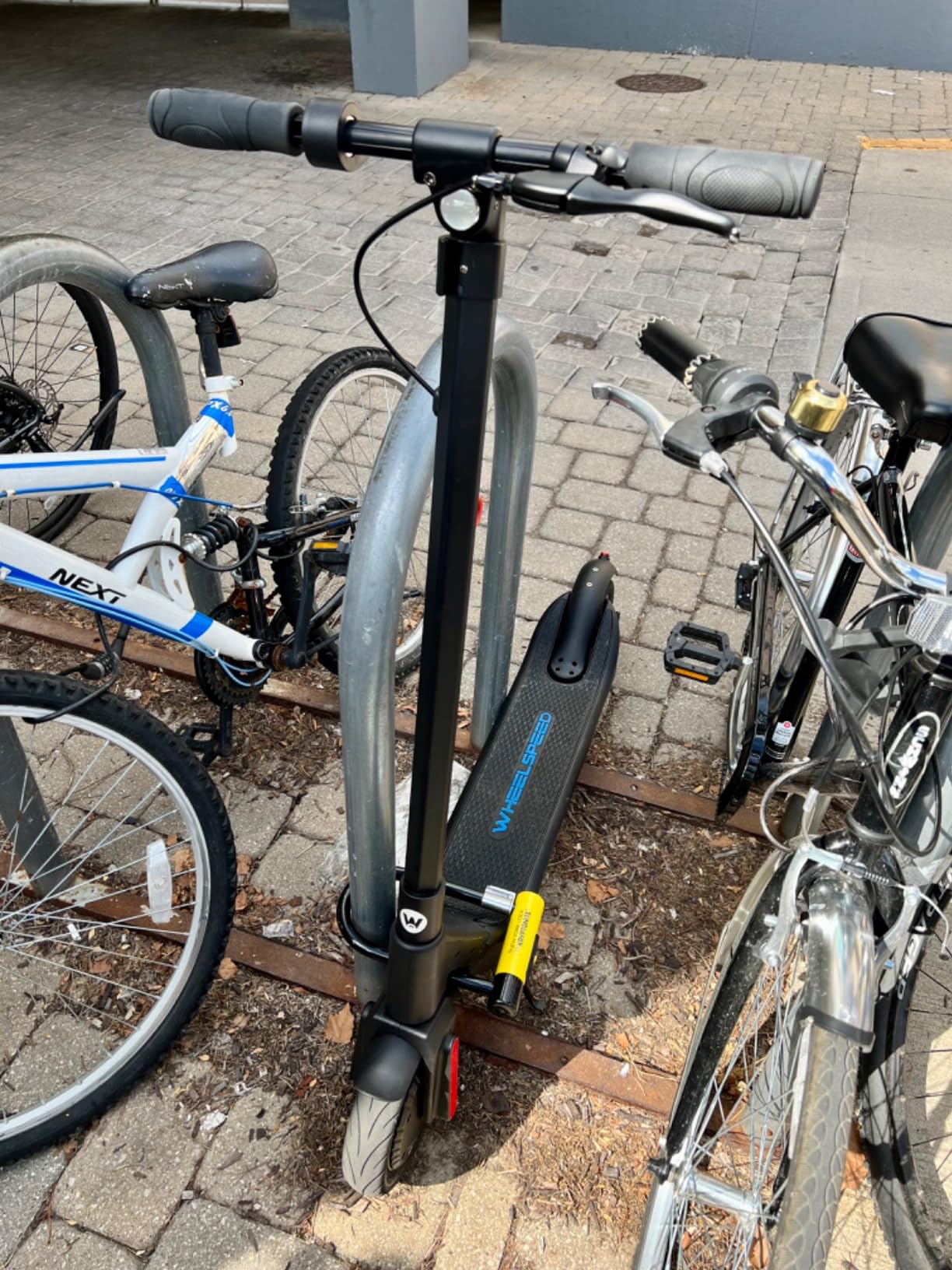Kryptonite New York Standard Heavy Duty U-Lock, 16mm Anti-Theft Bike Lock | Heavy duty bicycle lock for e-bikes and scooters. Pick-resistant disc cylinder with 3 keys and FlexFrame-U mount. customer photo 2