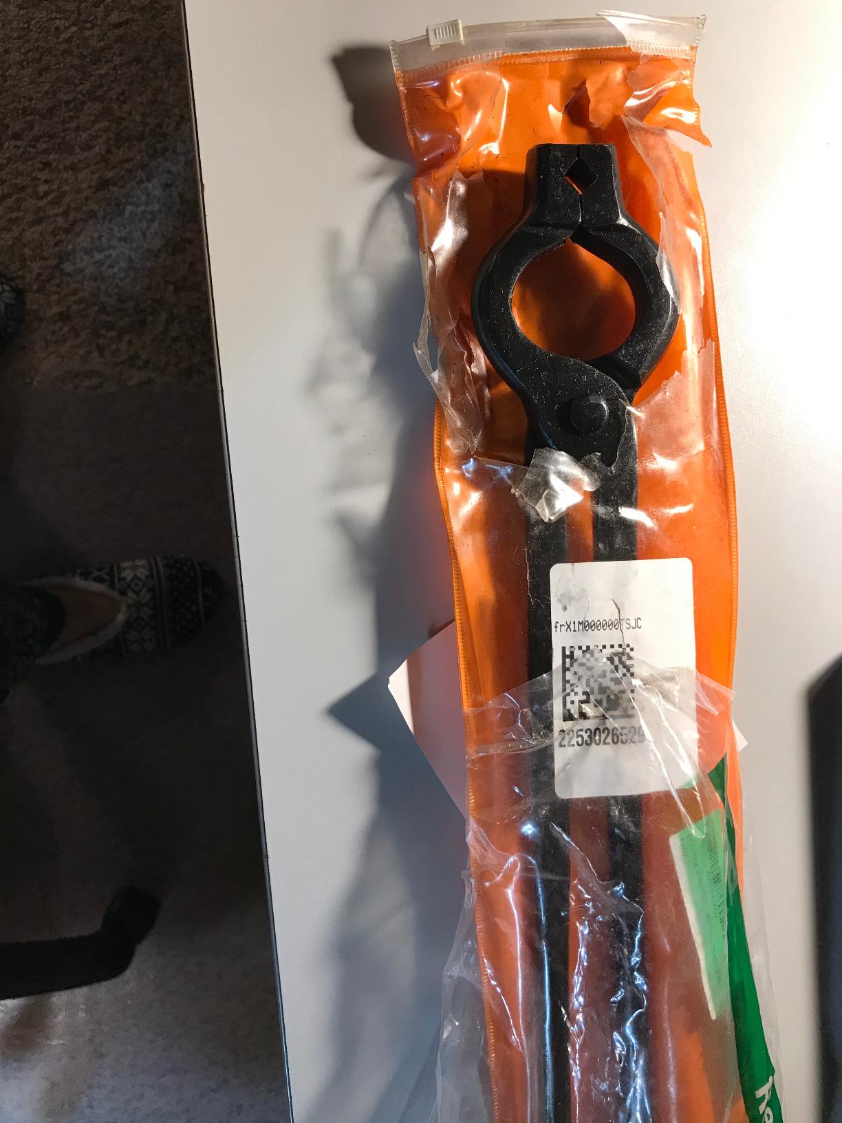 18 inch Bolt Tongs with V-Bit Jaws for Blacksmiths and Farriers - Superior Blacksmith Tongs (18 Inch, Black) customer photo 2