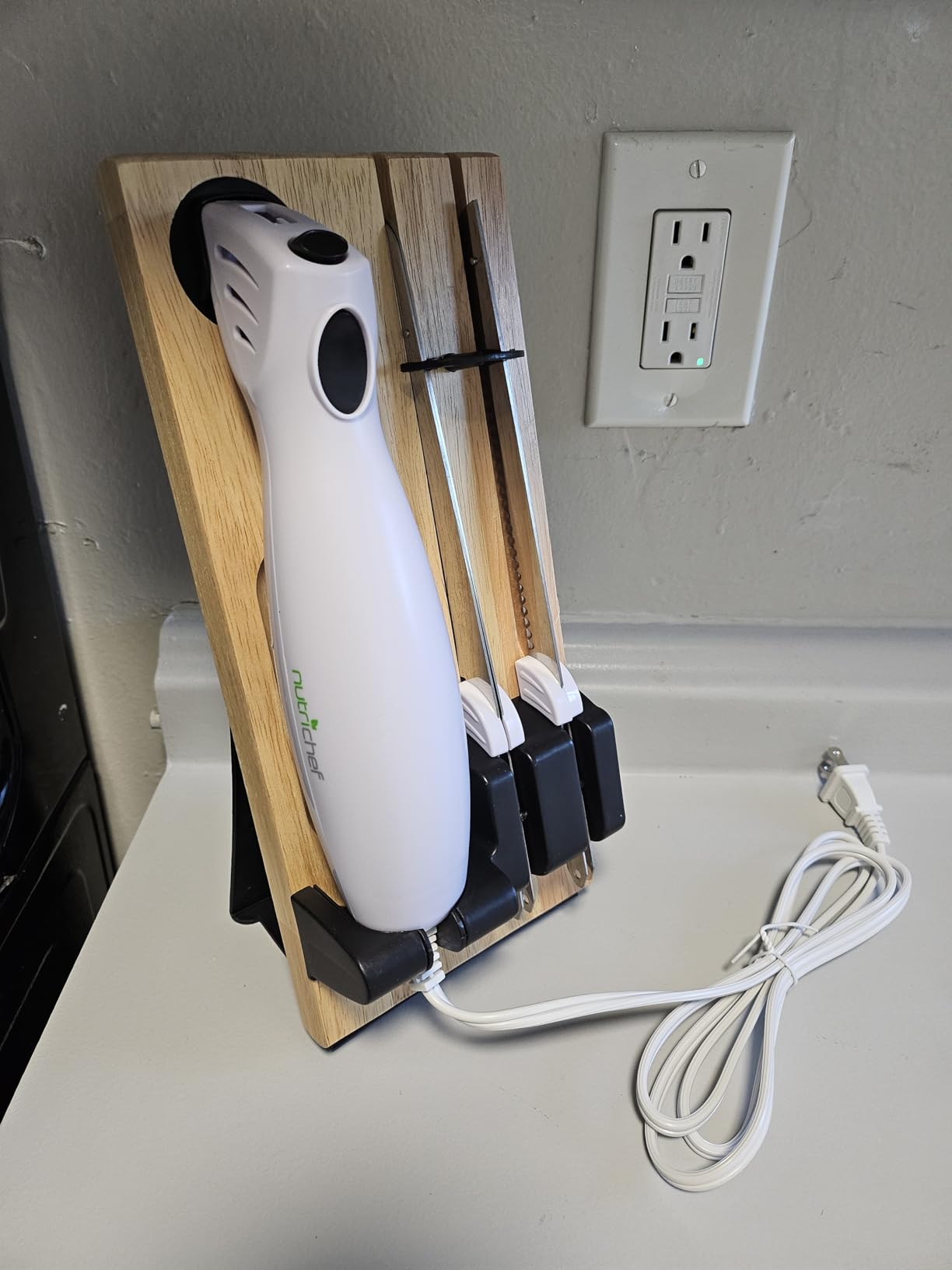 NutriChef Electric Carving Turkey Slicer Kitchen Knife | For Thanksgiving | Portable Electrical Food Cutter Knife Set with Carve Blades & Wood Stand | Cuts Meat, Bread, Cheese & Fruit | White customer photo 1