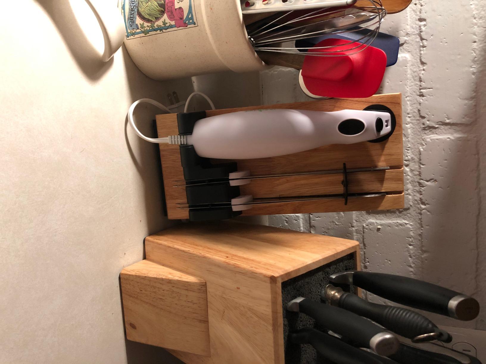 NutriChef Electric Carving Turkey Slicer Kitchen Knife | For Thanksgiving | Portable Electrical Food Cutter Knife Set with Carve Blades & Wood Stand | Cuts Meat, Bread, Cheese & Fruit | White customer photo 2