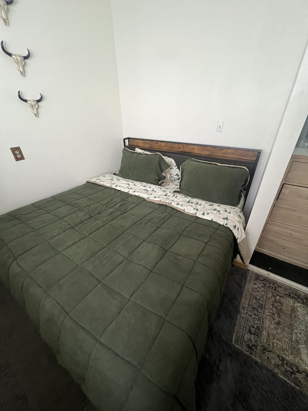 Eddie Bauer - Queen Comforter Set, Microsuede Bedding with Soft Sherpa Reverse, 3 Piece Bed Set with Matching Pillowcases (Sherwood Grey) customer photo 2