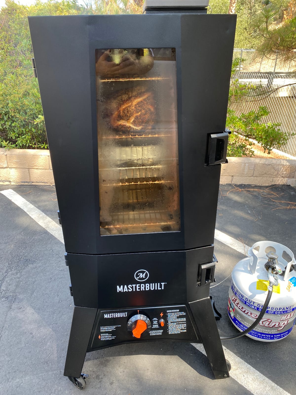 Masterbuilt 40-inch ThermoTemp Propane Gas Vertical BBQ Smoker with Analog Temperature Control and 960 Cooking Square Inches in Black, Model MB20051316 customer photo 1