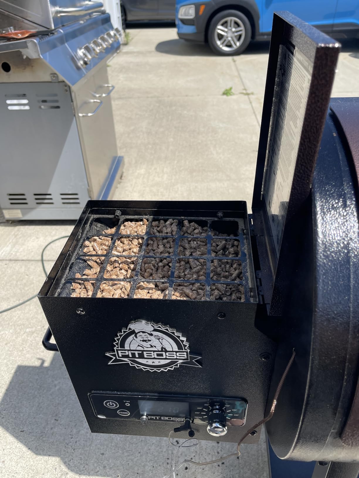 Pit Boss 440 Mahogany Series Wood Pellet Grill & Smoker with Flame Broiler and LED Digital Controller, 518-Sq. In. Cooking Space, 180°F to 500°F Temperature Range, 5 lb. Pellet Hopper, Brown customer photo 1