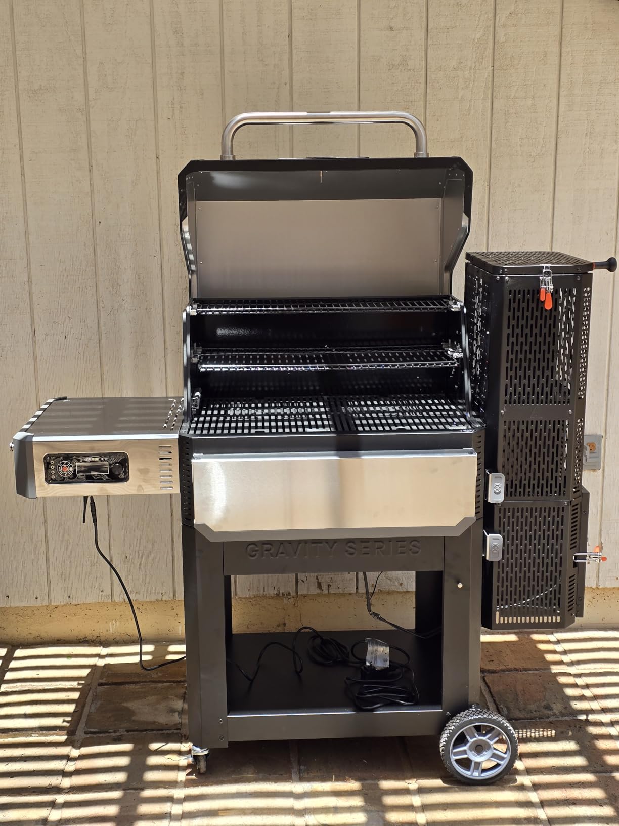 Masterbuilt Gravity Series 1050 Smoker Grill - Digital Charcoal Combo Grill with Free App, 1,050 Cooking Square Inches in Black, Model MB20041220 customer photo 1