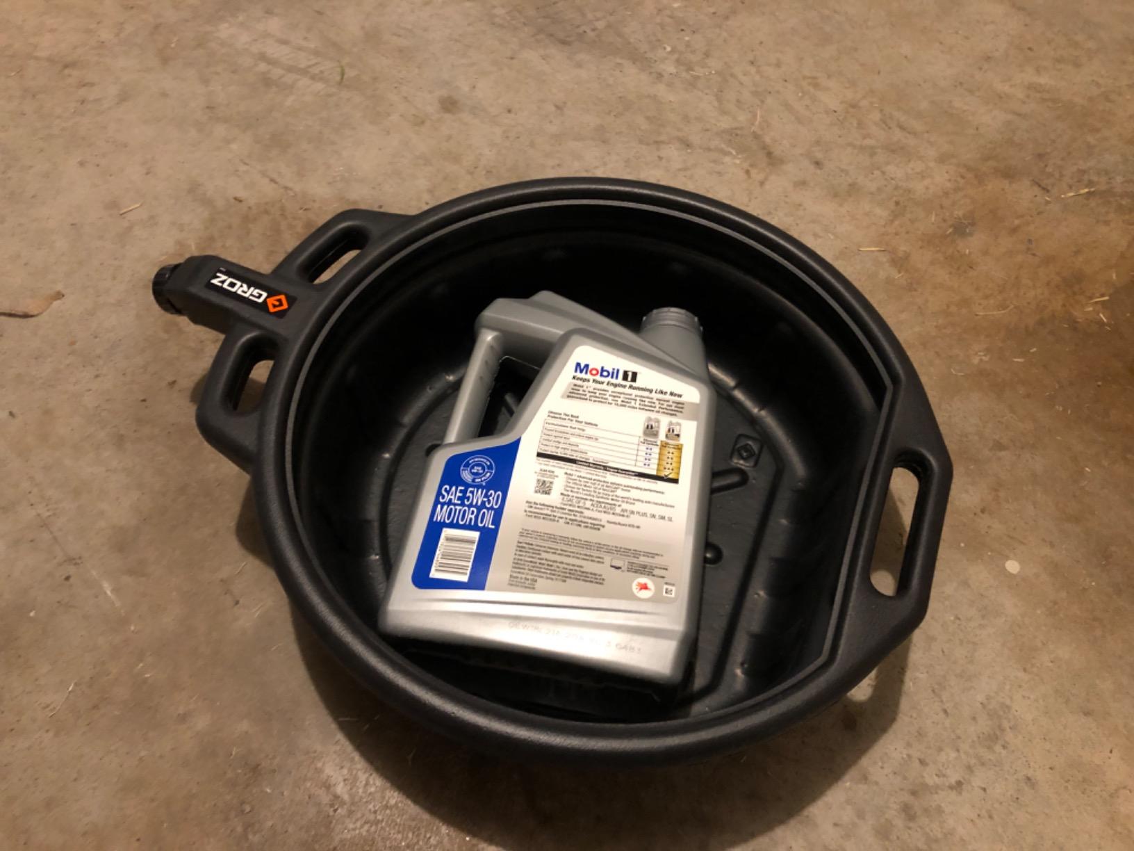 Groz No-Mess Oil Change Kit, 4.25 Gallon Drain Pan with Anti-Splash Lid and Baffle, Nitrile Gloves, 1 lb Chemsorb Absorbent, 2 Shop Towels (SP30GA-OC1) customer photo 1