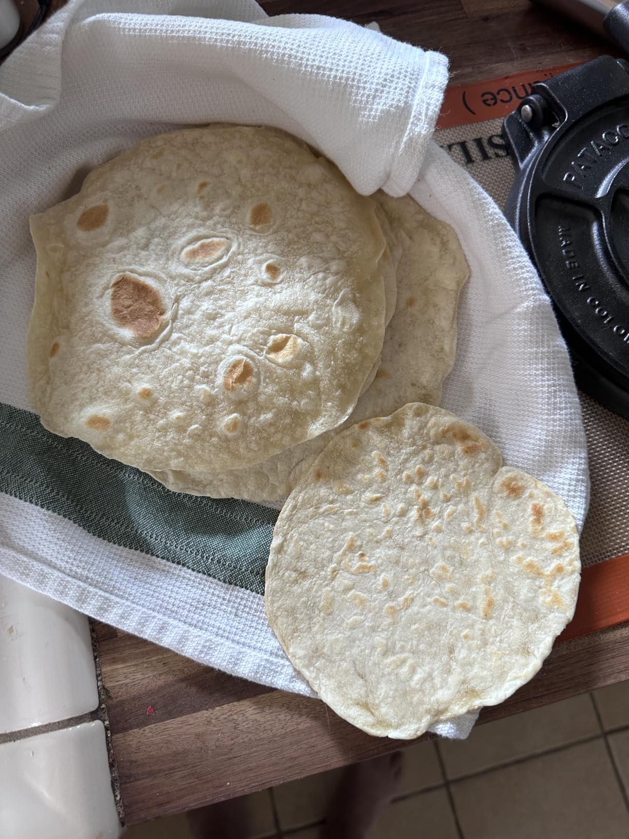 Victoria 8-Inch Cast Iron Tortilla Press HD Spherrous Iron | Commercial-Grade, Roti Press, Pataconera, Seasoned with Flaxseed Oil, Made in Colombia, Black customer photo 1