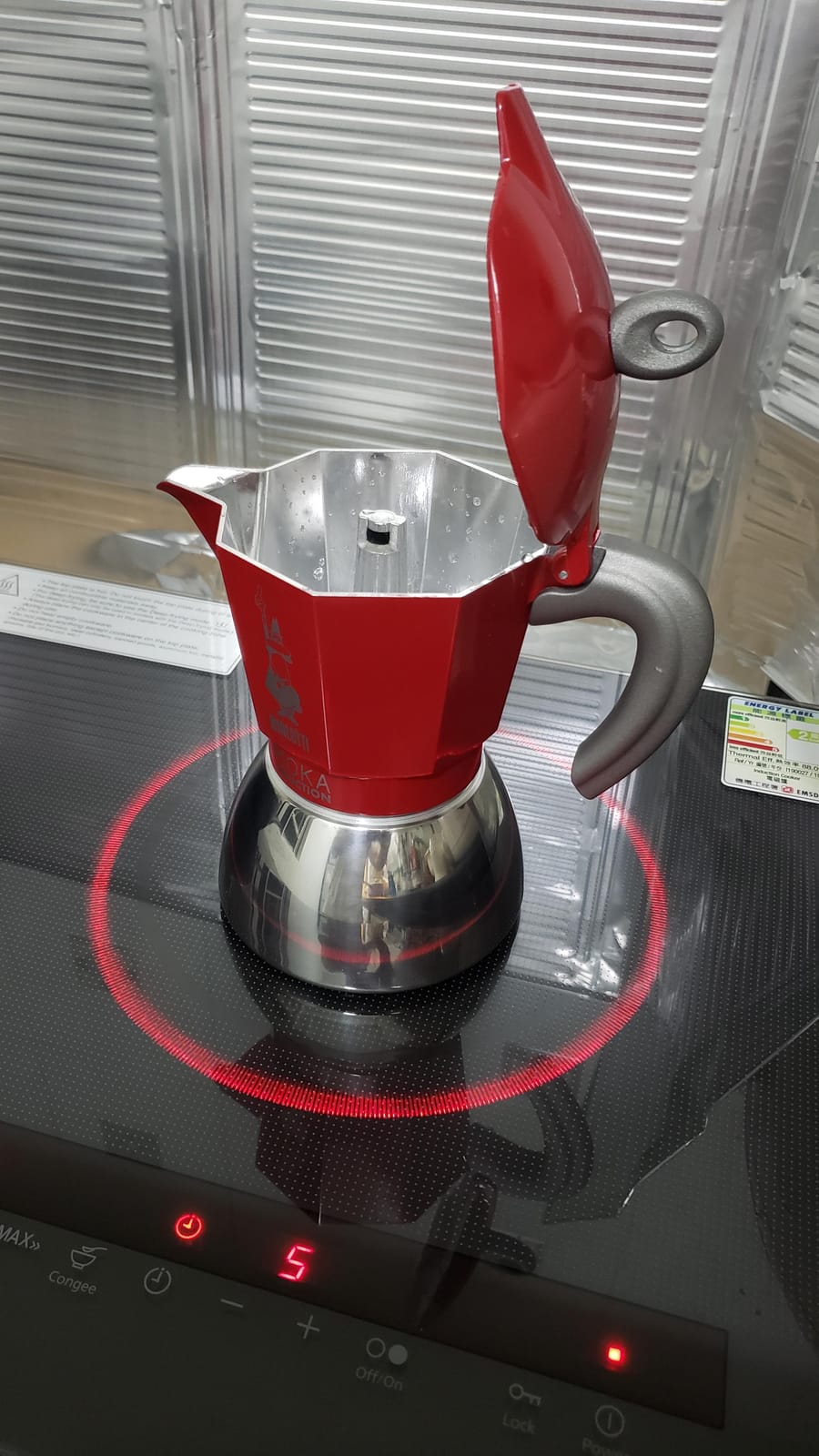 Bialetti - Moka Induction, Moka Pot, Suitable for all Types of Hobs, 6 Cups Espresso (9.4 Oz), Red customer photo 2