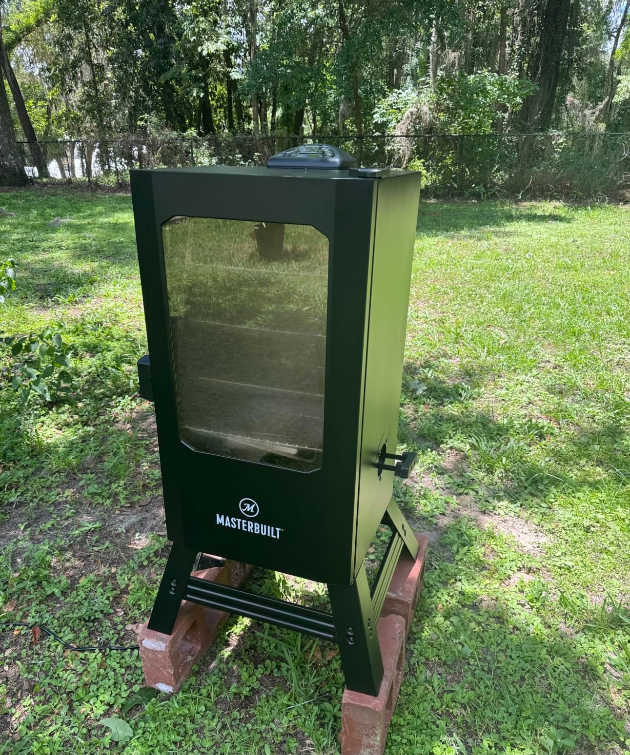 Masterbuilt® 30-inch Digital Electric Vertical BBQ Smoker with Leg Kit, Side Wood Chip Loader and 710 Cooking Square Inches in Black, Model MB20070421 customer photo 2