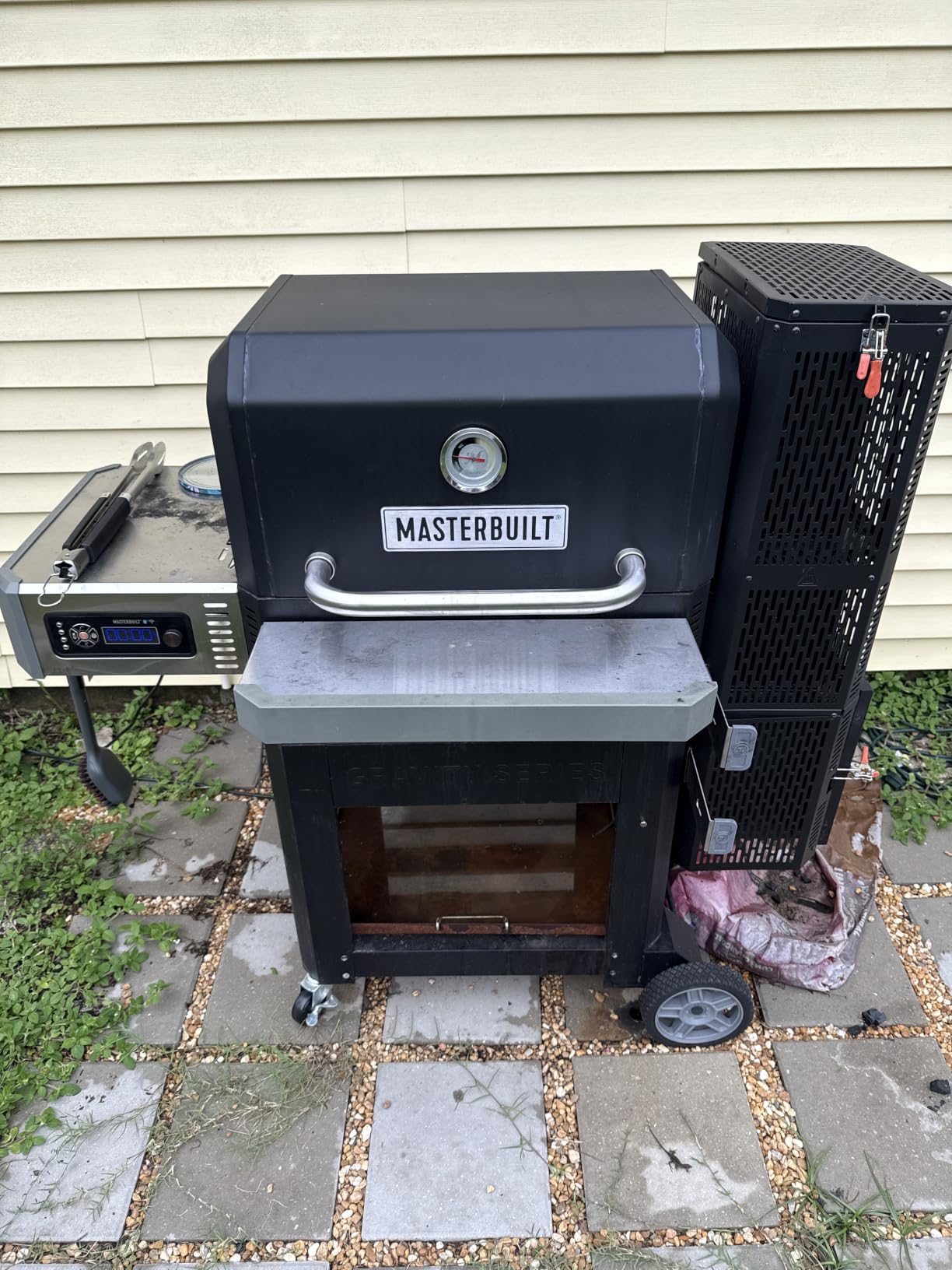 Masterbuilt Gravity Series 800 Smoker Grill - Charcoal Grill plus Griddle Insert, Digital Control, App Connectivity, 800 Cooking Square Inches in Black, Model MB20040221 customer photo 2