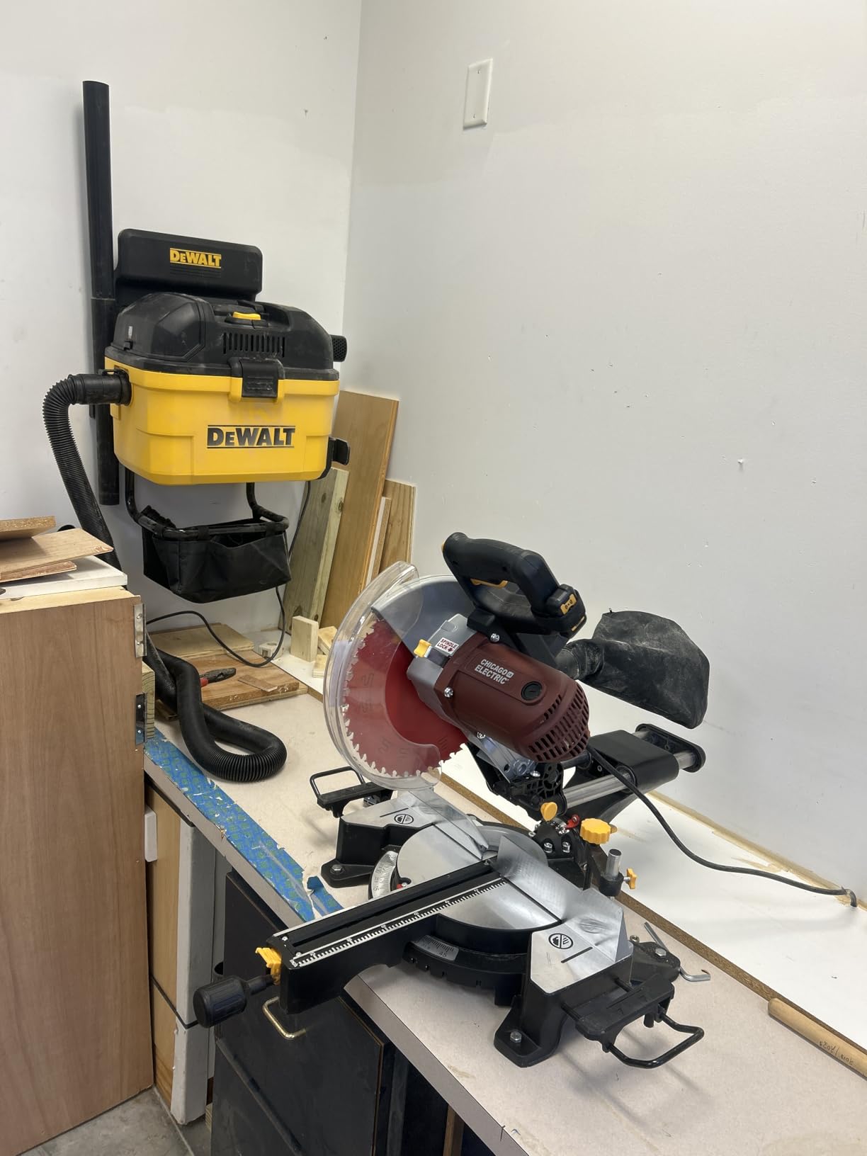 DEWALT Portable 6 Gallon 5 Horsepower Wall-Mounted Garage Wet Dry Vacuum Cleaner DXV06G customer photo 1