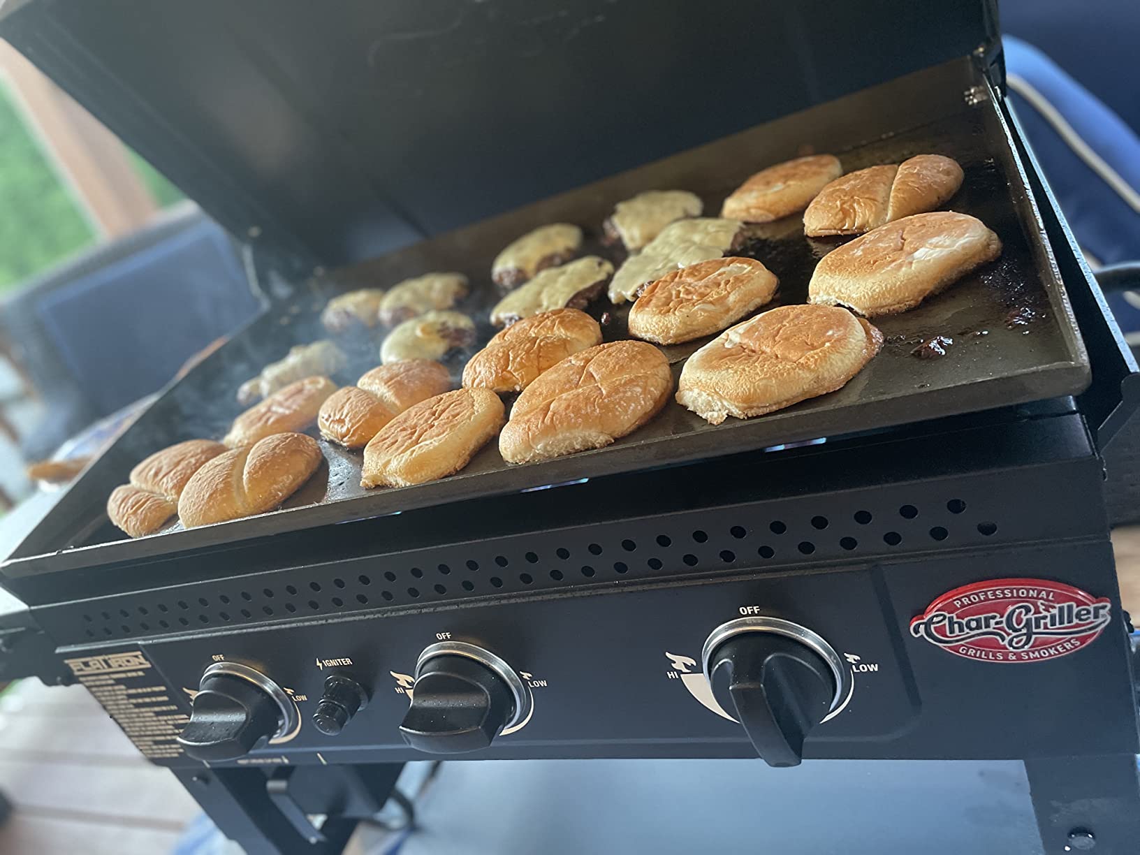Char-Griller Flat Iron 3-Burner Propane Gas Flat-Top Griddle with Steel Griddle Top, Hinged Lid and Wind Guards, 520 Cooking Square Inches in Black, Model 8428 customer photo 2