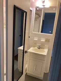 St. Tropez One Piece Modern Elongated Toilet with Dual Vortex Flush, Black Hardware customer photo 2
