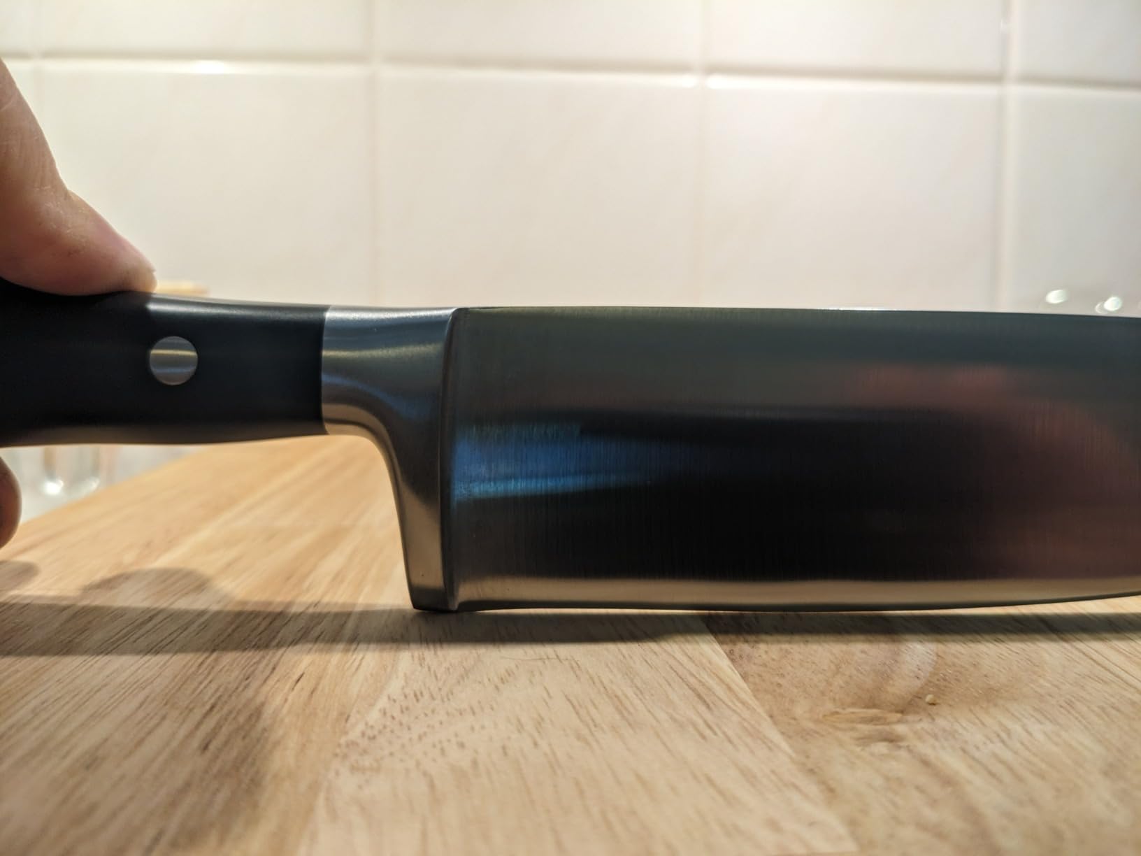 Amazon Basics Classic 8-inch Full Tang High Carbon Stainless Steel Chef's Knife, Multipurpose Kitchen Knife with Three Rivets, Silver customer photo 1