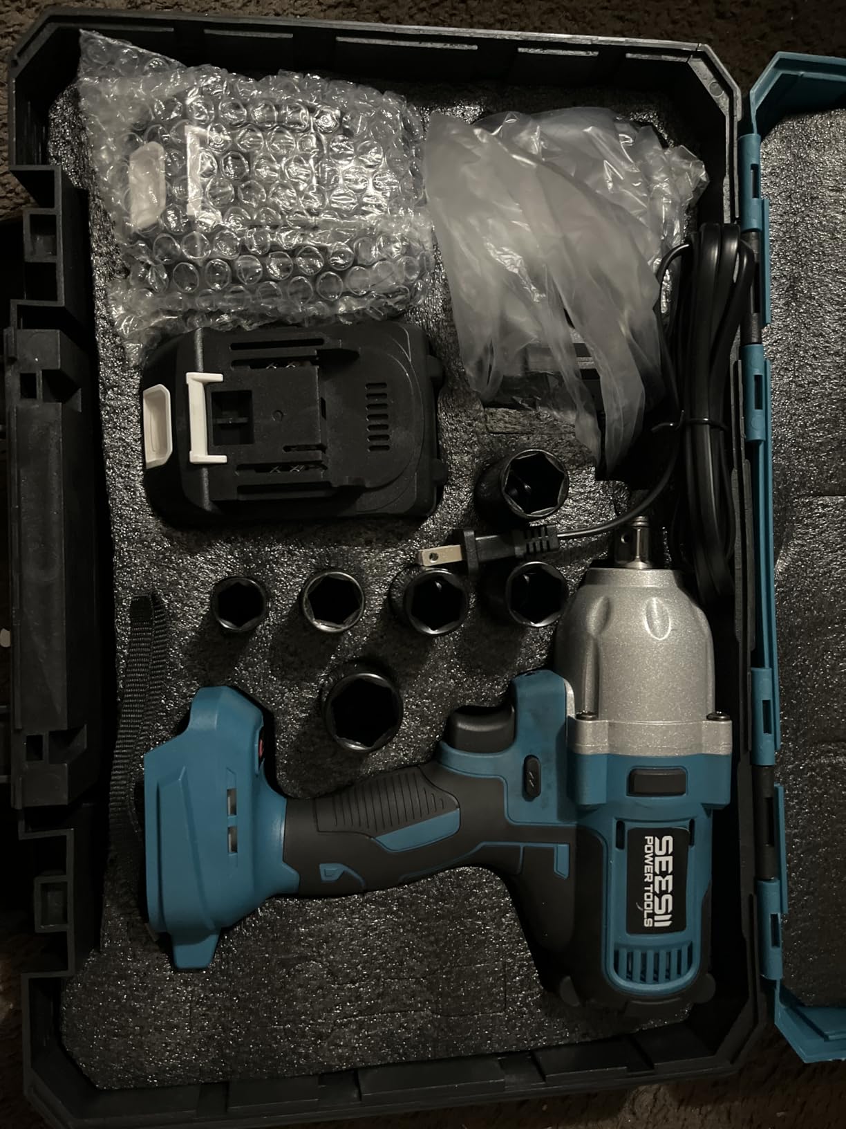 Seesii Impact Wrench 665 FT-LBS (900N.m) 3300IPM 1/2 Impact Gun High Torque Electric Impact Driver Cordless Impact Wrench with 21V 2x4.0Ah Battery 6 Sockets & Case for Home Car Tire Lug Nut Removal Tool customer photo 1