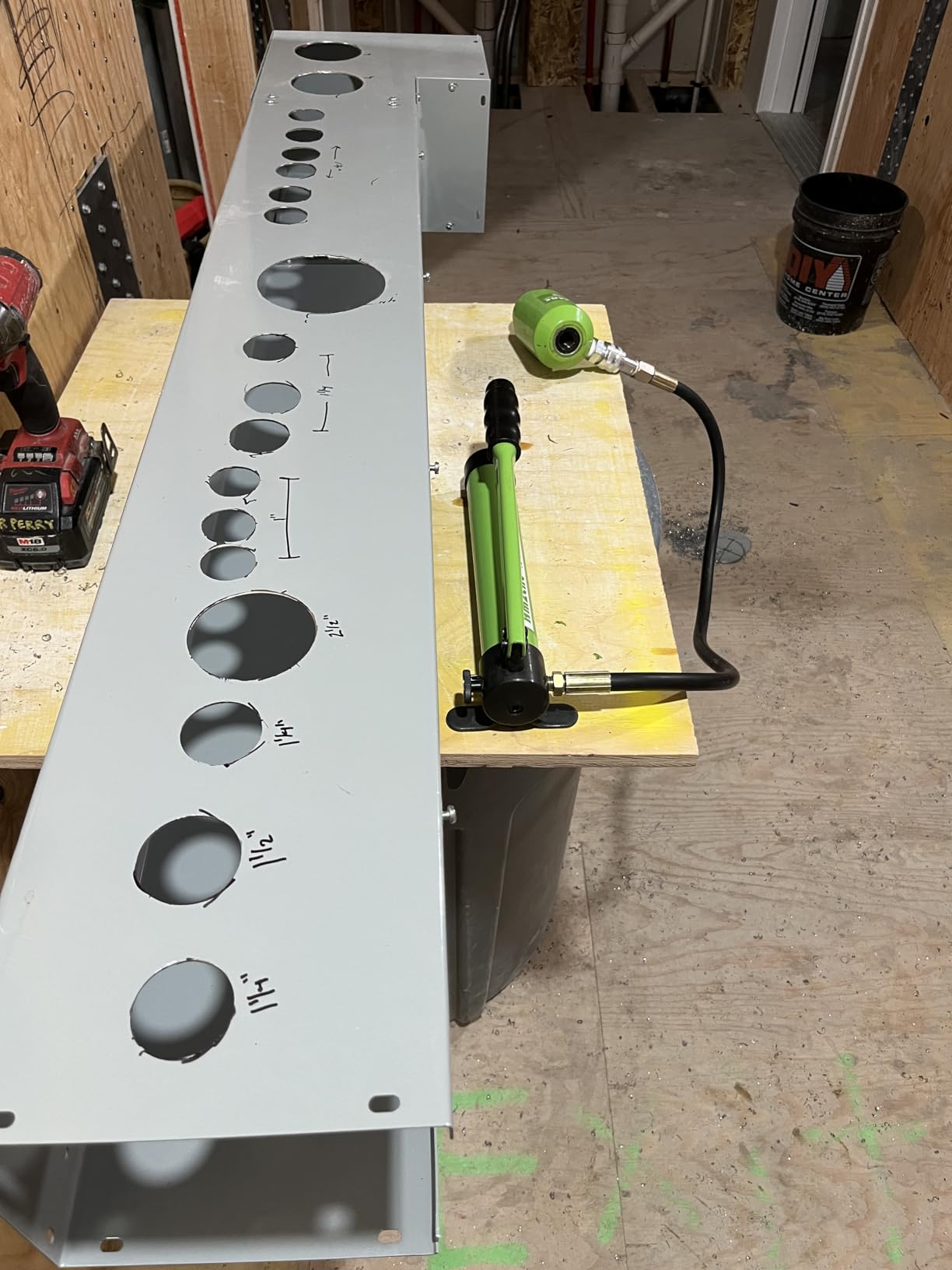 AMZCNC Hydraulic Knockout Punch Kit 15 Ton 1/2-4 Inch 10 Dies Set | Electricians Metalworkers Hydraulic Knockout Punch Tool 15T Capacity 10 Dies Conduit Hole Cutter Electrical Cabinet Repair customer photo 2