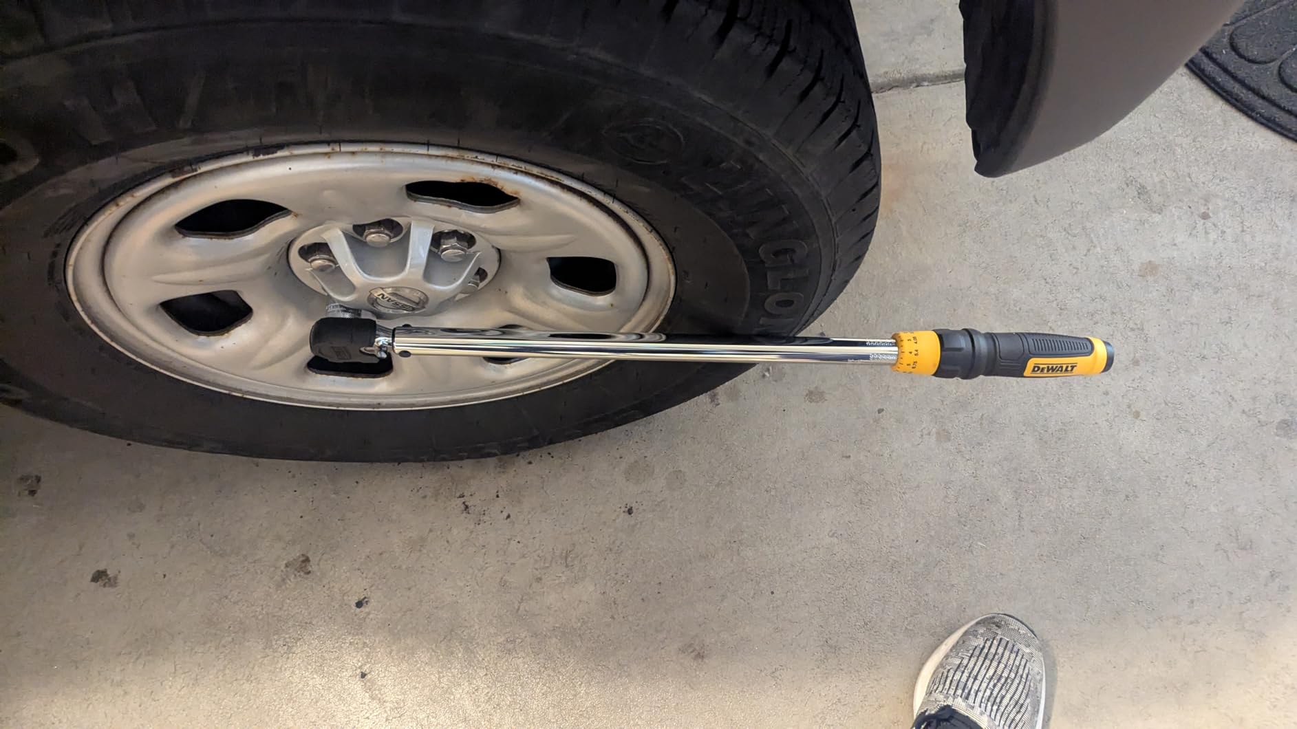 DEWALT Torque Wrench Tool Set, Tire Change Kit, 50-250 FT-LB, 12 Piece with Storage Case (DWMT45012) customer photo 1