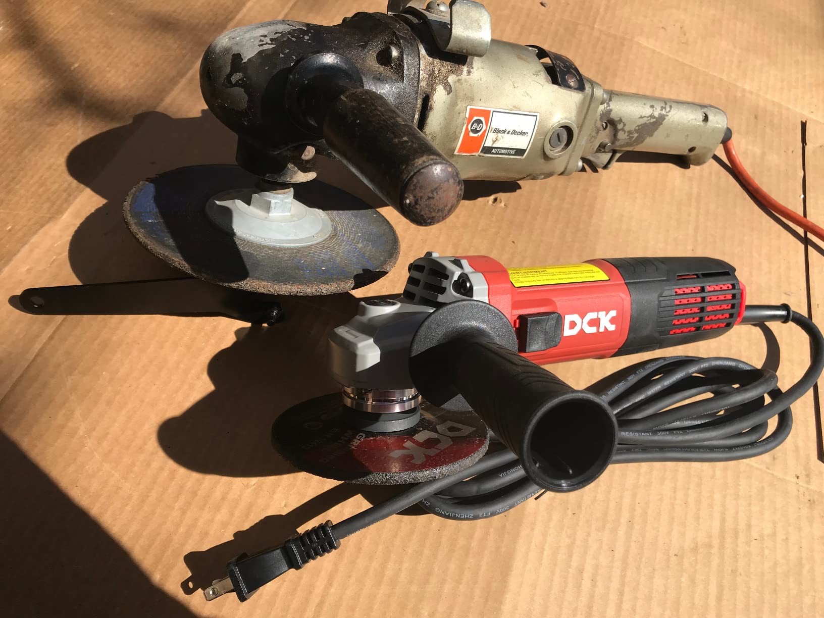 DCK Angle Grinder, 4-1/2-Inch, 6.7Amp Cut off Tool Grinder, 11,800 RPM with 2 Safety Guards, 6-Piece Discs (2 Cutting/2 Grinding/2 Flap Discs), Professional Angle Grinder for Metal, Wood (KSM09-115S) customer photo 2