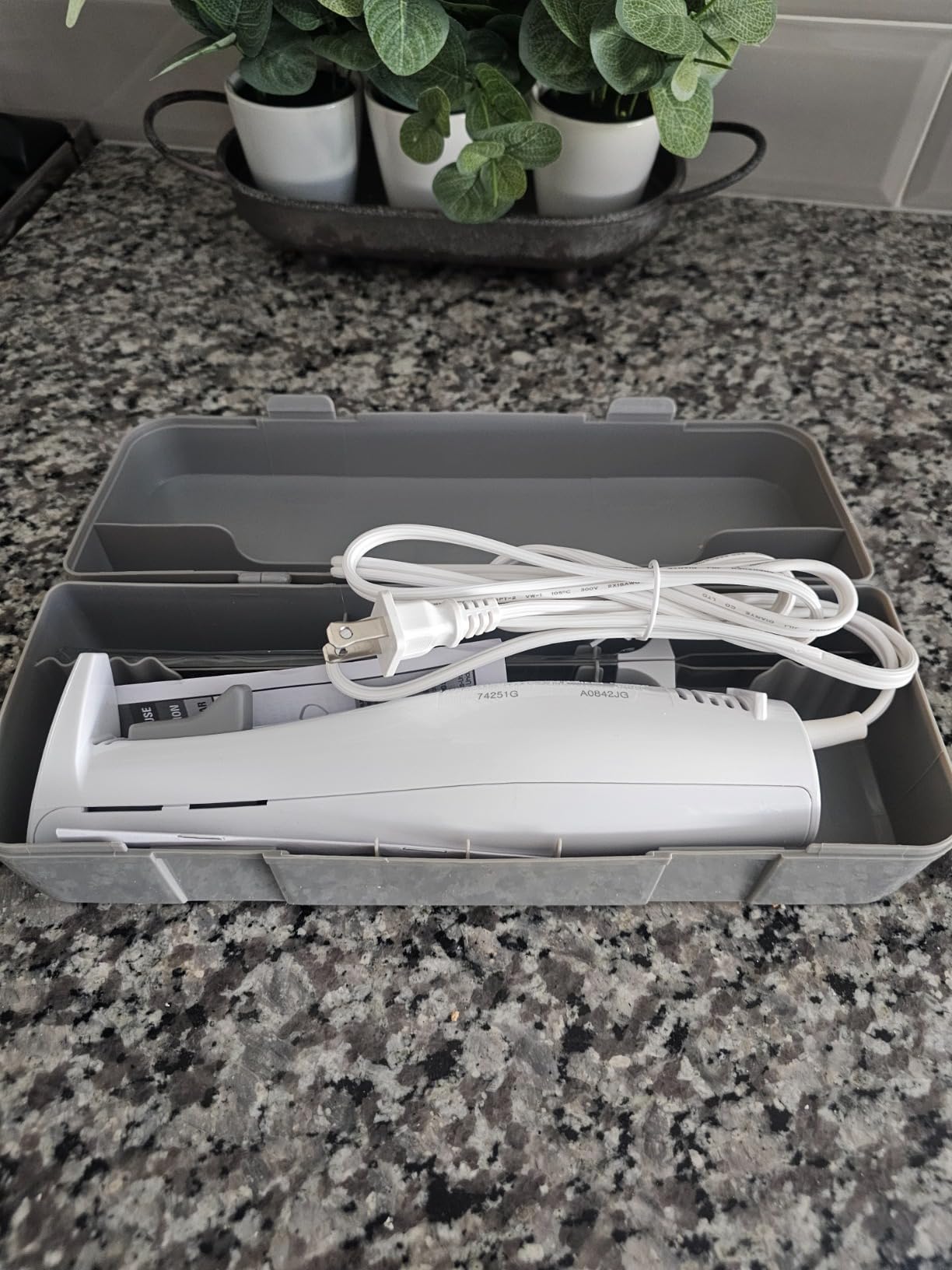Hamilton Beach Electric Knife Set for Carving Meats, Poultry, Bread, Crafting Foam & More, Reciprocating Serrated Stainless Steel Blades, Ergonomic Design Storage Case + Fork Included, 5 Foot Cord customer photo 1