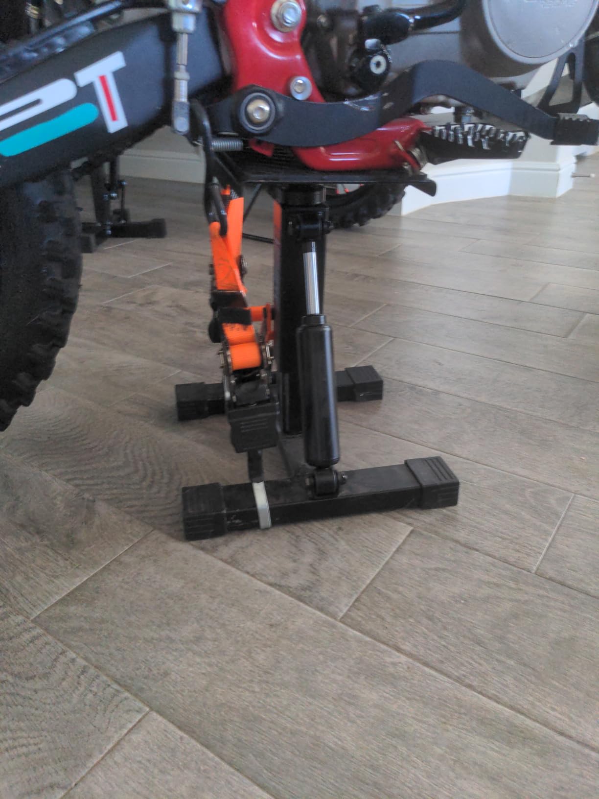 VEVOR Dirt Bike Lift Stand 440 lbs Capacity Motorcycle Jack Lift Stand | For Dirt Pit Bike Repair, Maintenance, Dirt Bike Accessories, Hydraulic Lift Operation, with Height Adjustable Hoist Table customer photo 2