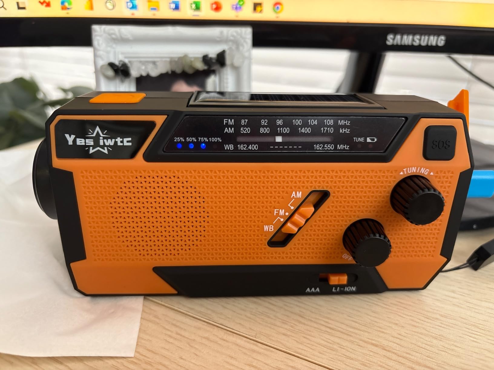 Hand Crank Emergency Radio 7400mWh (2000mAh) Solar Hand Crank Radio | Built in 3 Charging Cables AM/FM/NOAA Weather Radio Battery Operated Hand Crank Charger for Emergency Supplies Survival Gear customer photo 1