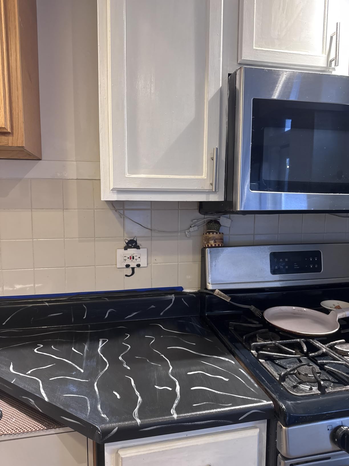 Rust-Oleum Home Marble White Countertop Coating Kit | Countertop Renewal System, Laminate, Vinyl & Tile Surfaces, Wear & Stain Resistance, No Priming Required, 1 Kit customer photo 1