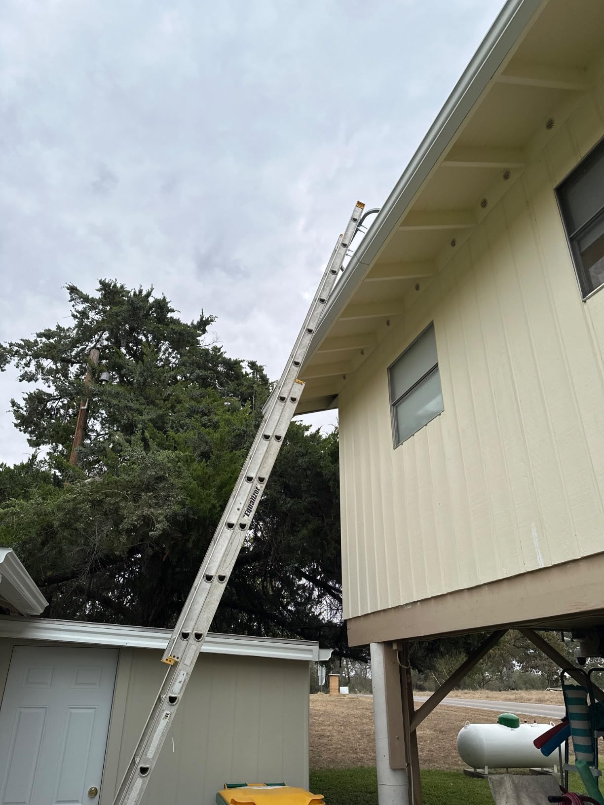Ladder Stabilizer, Heavy Duty Aluminum Extended Ladder Accessory for Roof Gutter Guard Cleaning Tools, Ladder Stand-Off Wing Span/Wall Ladder Hooks with Non-Slip Rubber Bottom pad (Patent) customer photo 2