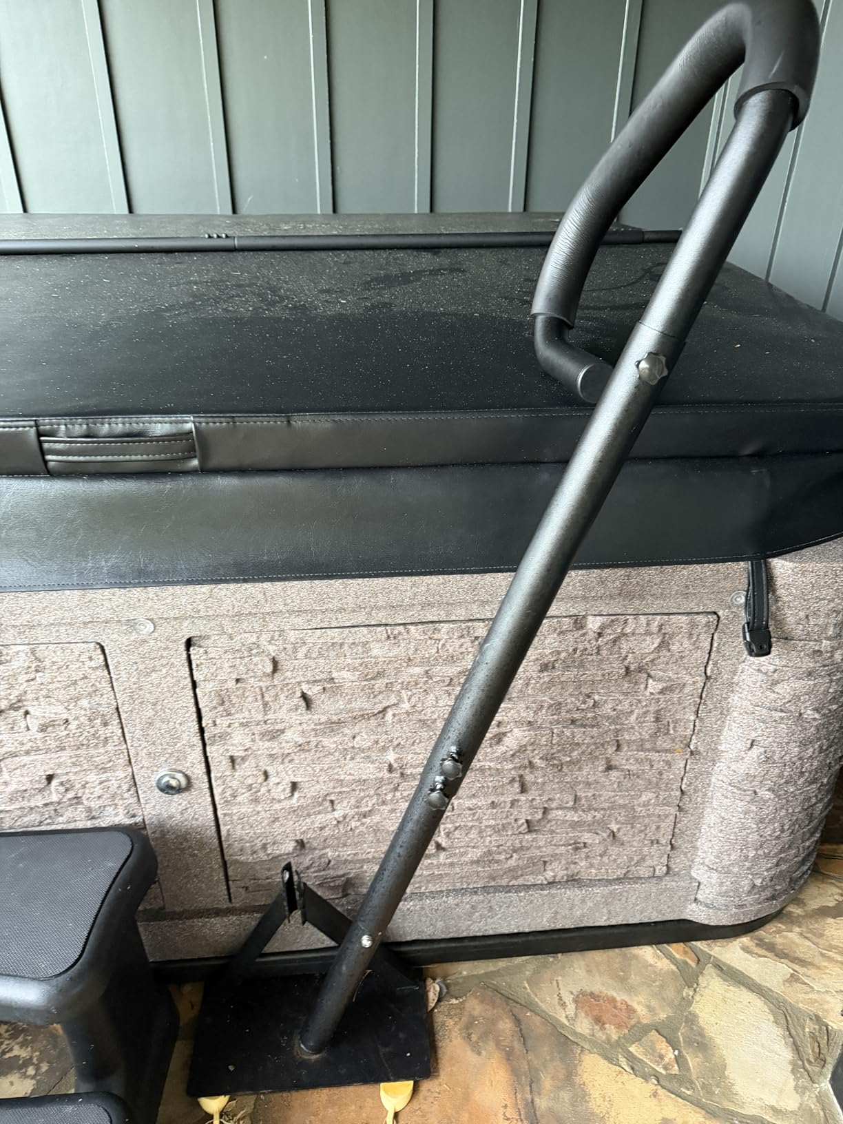 VEVOR Hot Tub Handrail, 360° Rotatable Spa Rail, 48-63 in Adjustable Height | For Indoor & Outdoor Use, Black Rust-Proof Aluminum Spa Hot Tub Hand Rail, with Slide-Under Mount Base, 600 lbs Capacity customer photo 2