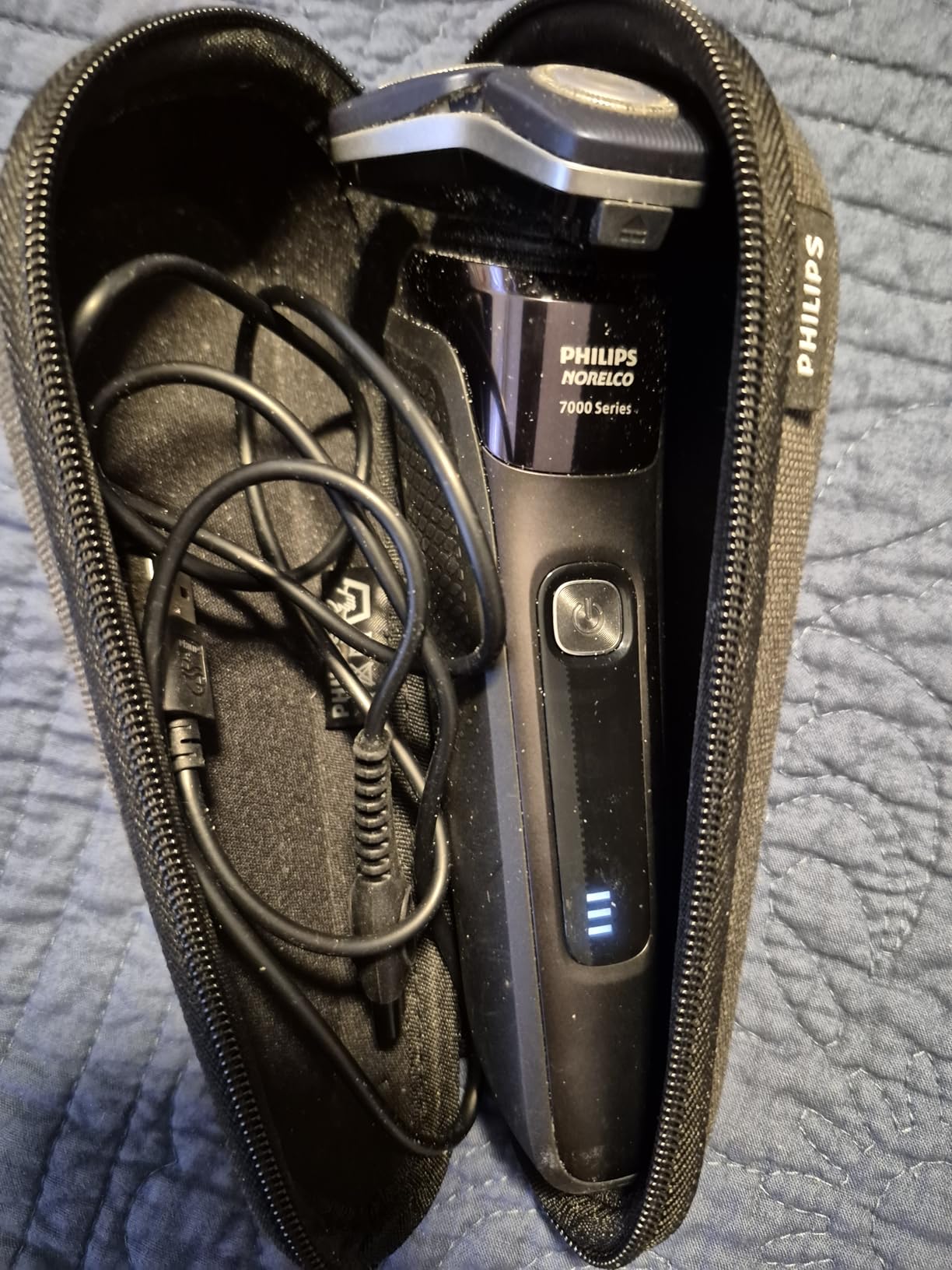 Philips Norelco 3900 Electric Shaver, Storm Blue | 27 Self Sharpening ComfortCut Blades, 5D Pivot & Flex Heads, Wet or Dry Use, Includes Travel Pouch & Charging Stand, S3341/92 customer photo 2