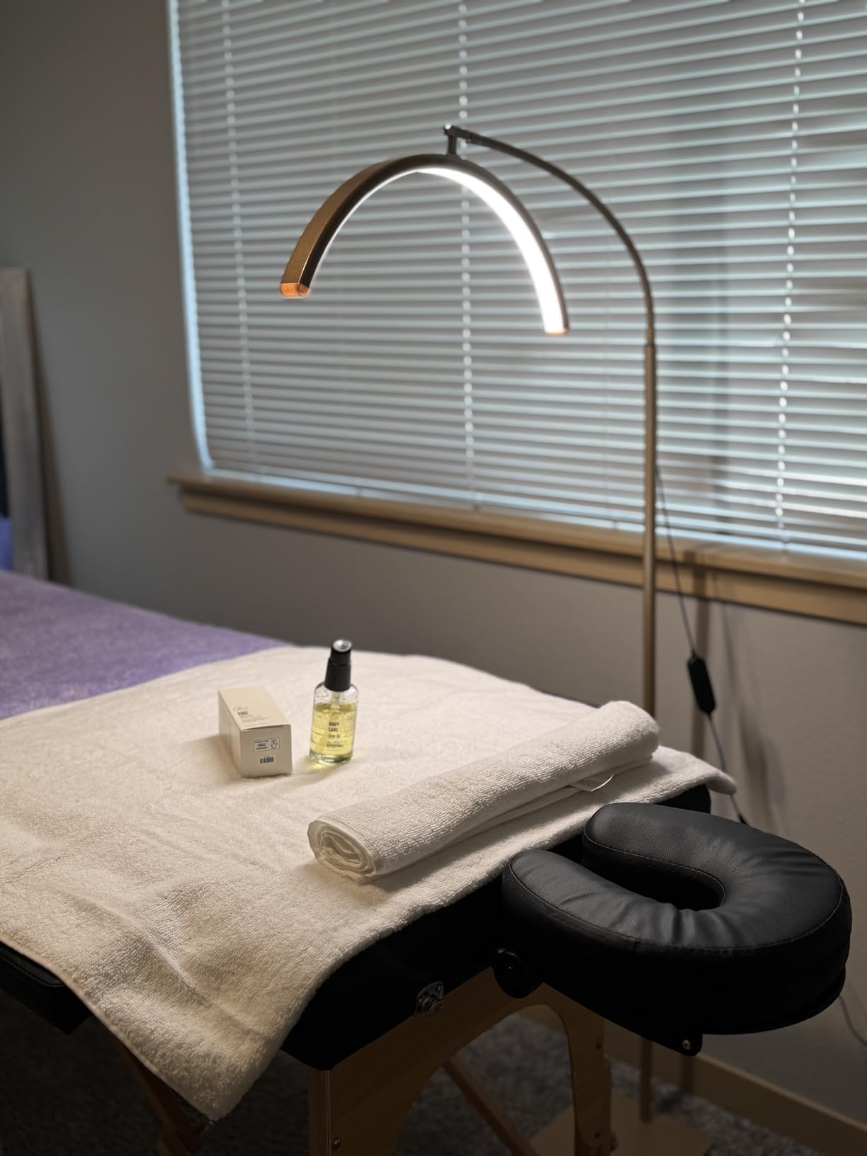 Half Moon Lash Light for Eyelash Extensions & Estheticians, Dimmable LED Lash Lamp with Flexible Gooseneck, Shadow-Free Moon Light for Lash Tech, Tattoo, SPA, Eyelash Lamp (Glossy Black) customer photo 1