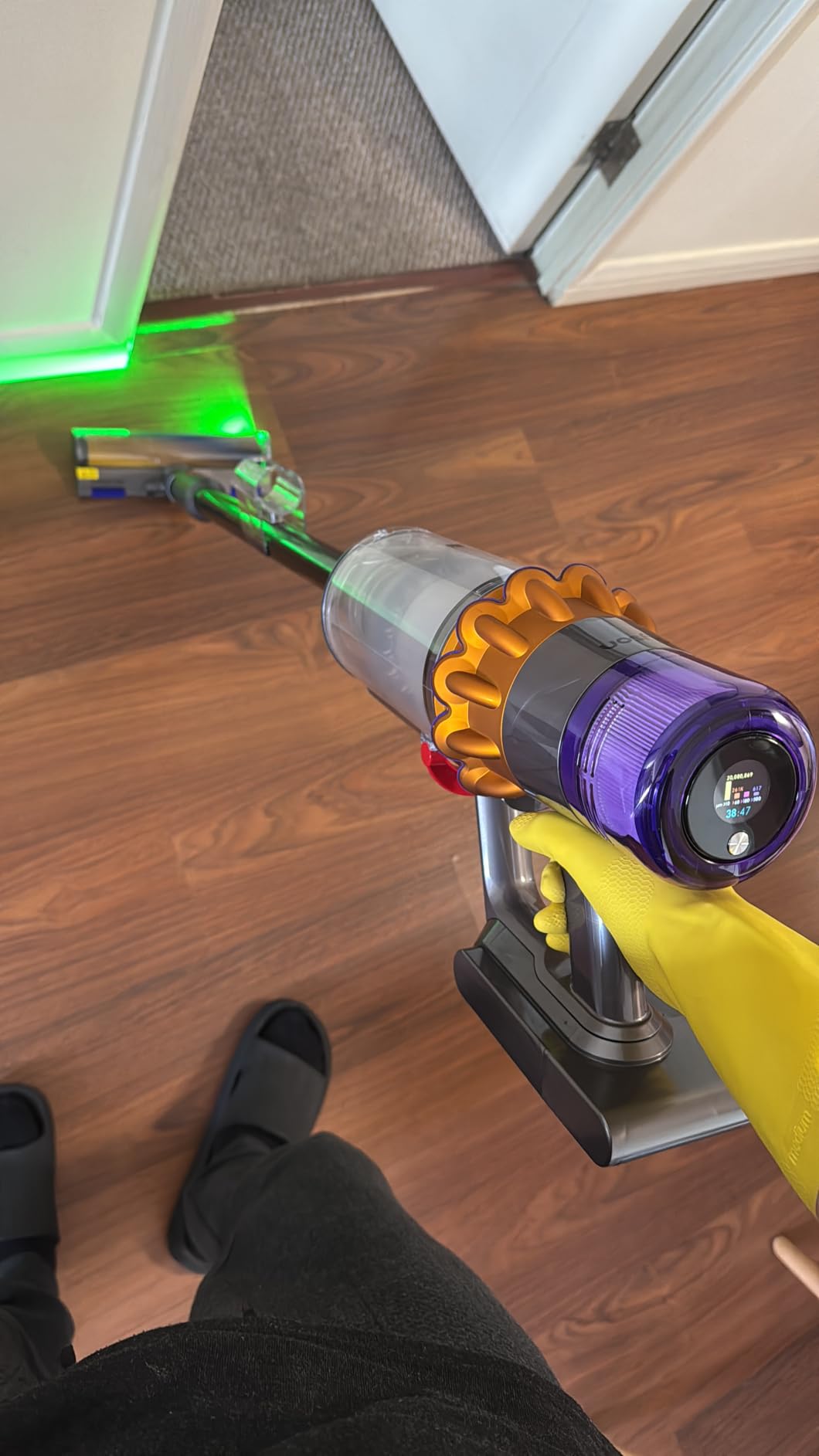 V15 Detect Plus Cordless Vacuum, Illumination Reveals dust, 240AW, 3 Power Modes, Up to 60 Minutes, Deep Cleans Hard Floors and Carpets, Detangles pet Hair, Converts to Handheld customer photo 2