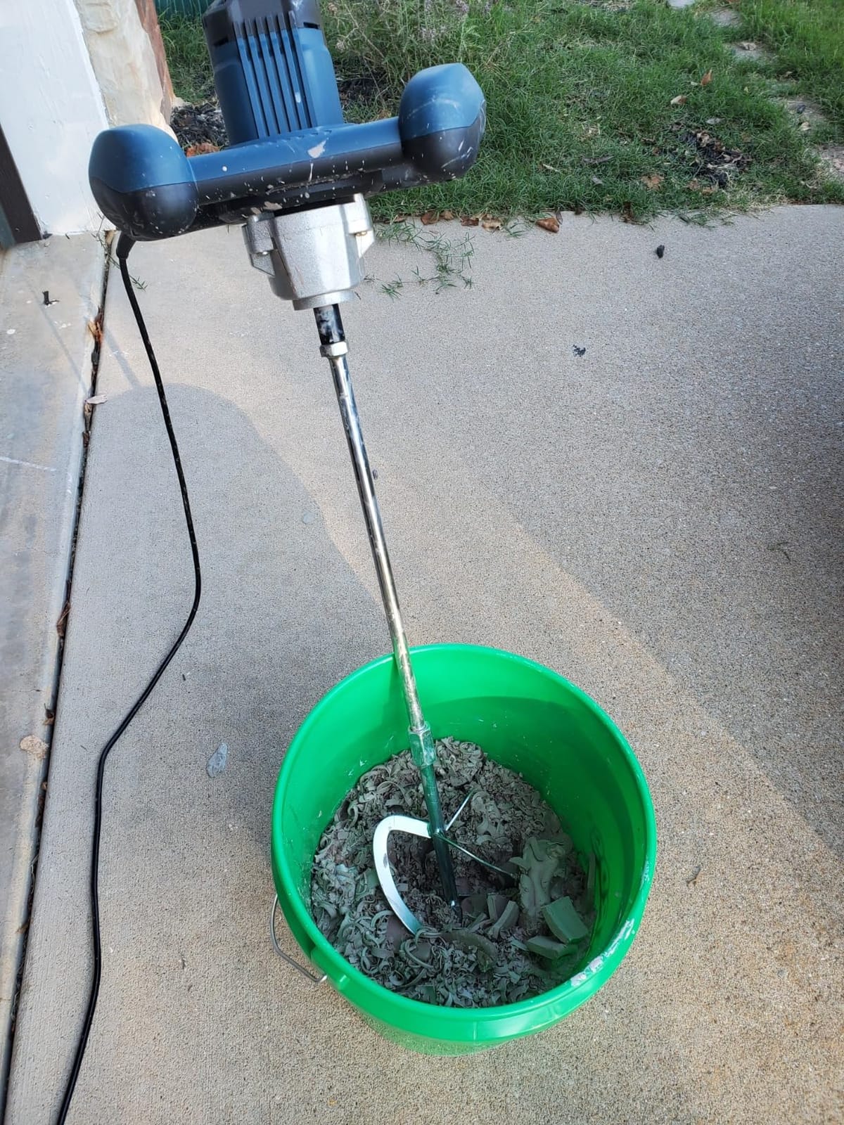 GEVEELIFE Cement Mixer, Max 2400W Concrete Mixer with 6 Adjustable Speeds, Portable Concrete Mixer for Drill, 110V Handheld Mud Mixer for Mixing Mortar, Paint, Grout, Plaster, Thinset, Fodder (Blue) customer photo 2