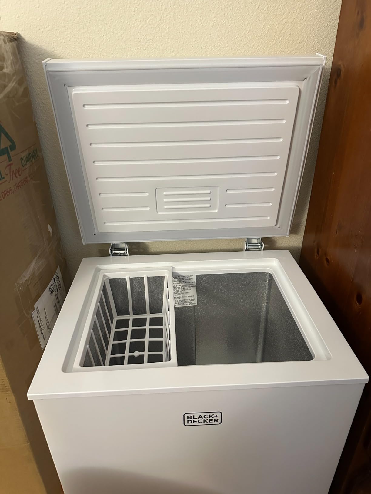 BLACK+DECKER 16.2 Cu. Ft. Chest Freezer, R600a Refrigerant, BCF1620E, White | Deep Freezer with Top Opening, Chest with 2 Removable Storage Baskets, Mechanical Temperature Control, Manual Defrost customer photo 1