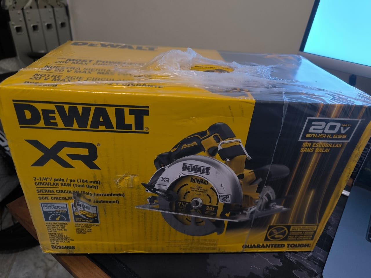 DEWALT 20V MAX XR Brushless Cordless 7-1/4 in. Circular Saw, Tool Only (DCS590B) customer photo 1