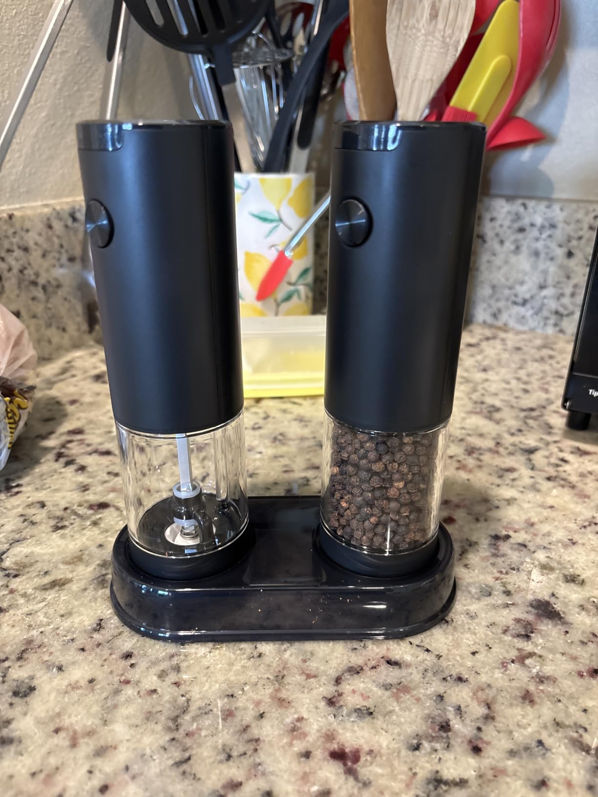 Electric Salt and Pepper Grinder Set Automatic Battery Pepper Mill Shakers Adjustable Coarseness Upgraded Larger Capacity with Led Home and Kitchen Appliances White Elephant Gifts for Women Men customer photo 2