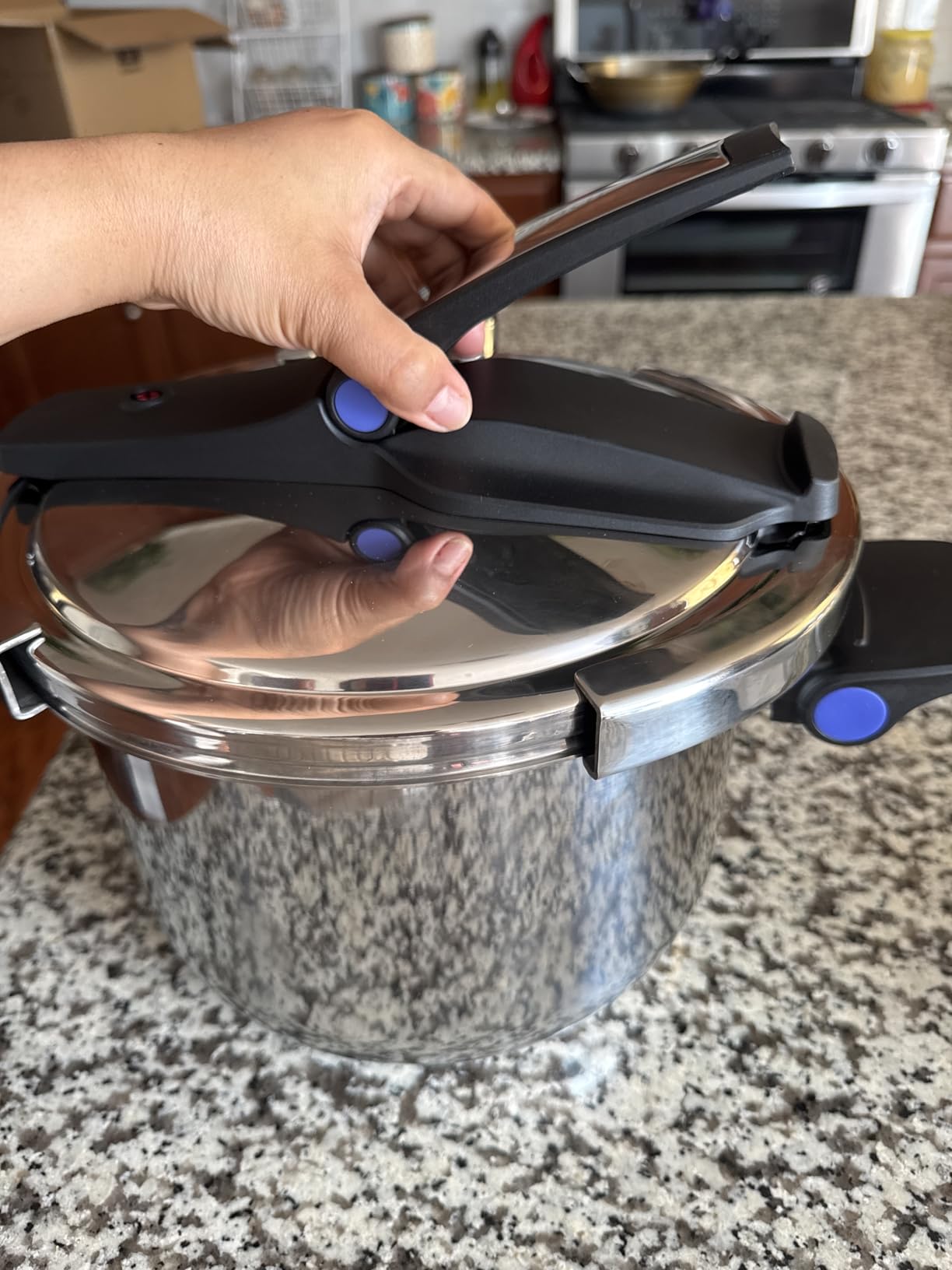 KOBACH 8QT Stainless Steel Pressure Cooker, Olla de presion, Compatible with Induction and Gas Stovetops, Dishwasher Safe, One-Hand Opening Design customer photo 1