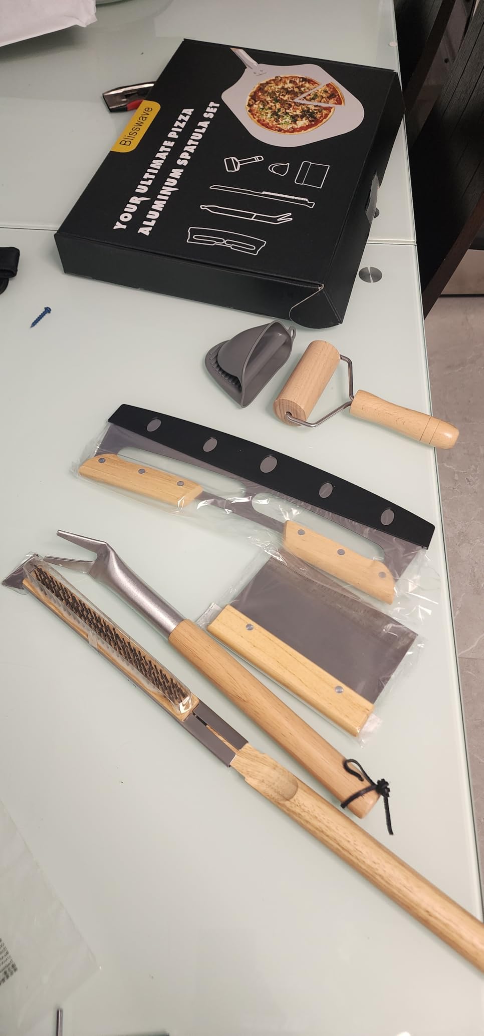 The 7-piece pizza oven accessory set is perfect for making pizza. Comprises a pizza shovel, an oven brush, a bubble Popper deformer, a rocking knife, a silica gel clamp, a dough roller and a scraper customer photo 2