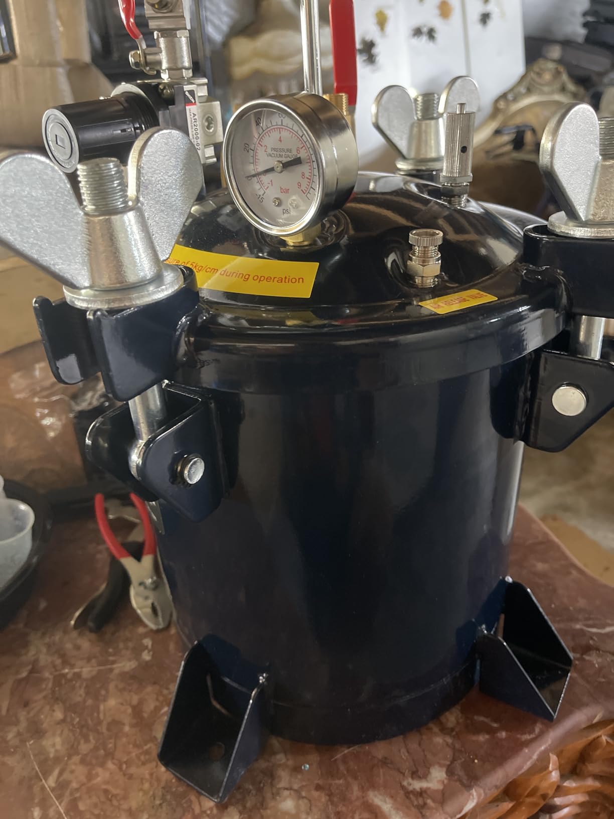 VEVOR Spray Paint Pressure Pot Tank, 10L/2.5gal 70PSI Max Air Paint Pressure Pot, with Metal Rack and Leak Repair Sealant, for Spray Painting and Resin Crafting, Industry Home Decor Automotive customer photo 1