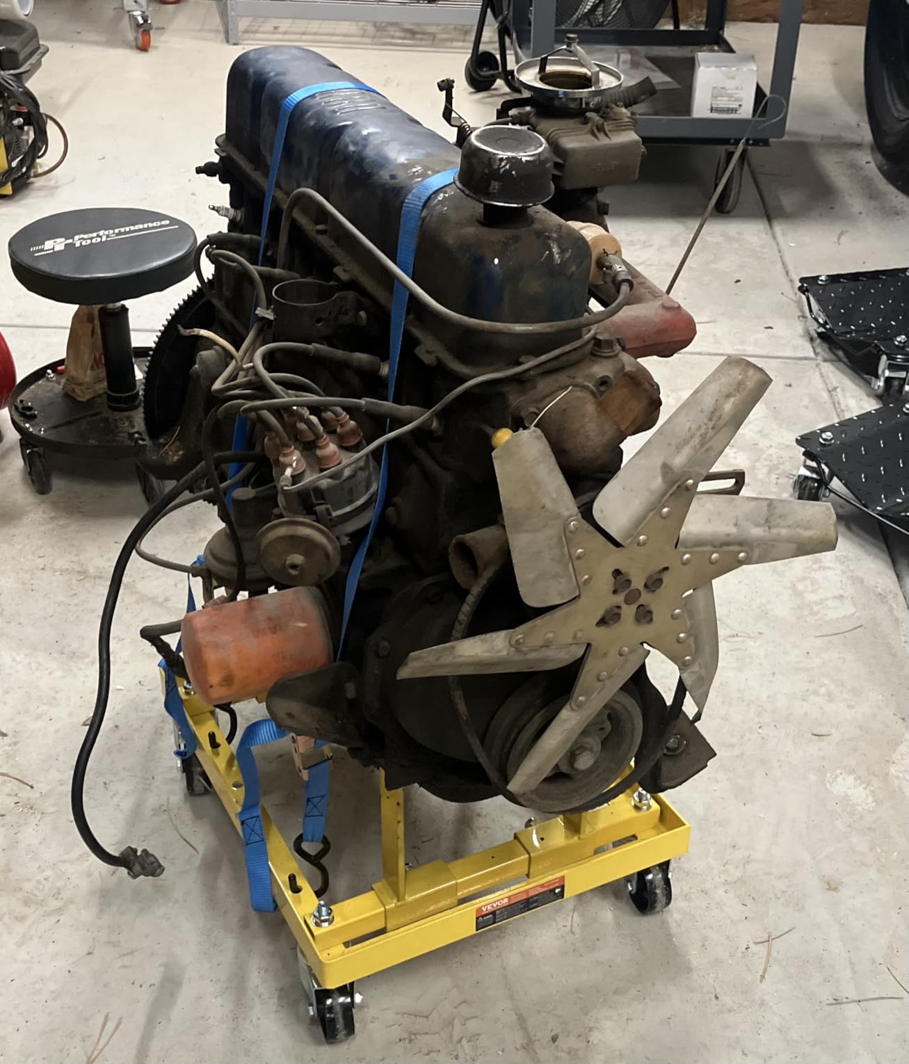 VEVOR Engine Stand, 750 LBS Load Capacity Engine Motor Stand, Heavy-Duty Steel Motor Holder with 4 Swivel Casters and 4 Hook Positions, Suitable for BB-Chevy and GEN-1 SB-Chevy Engines customer photo 1